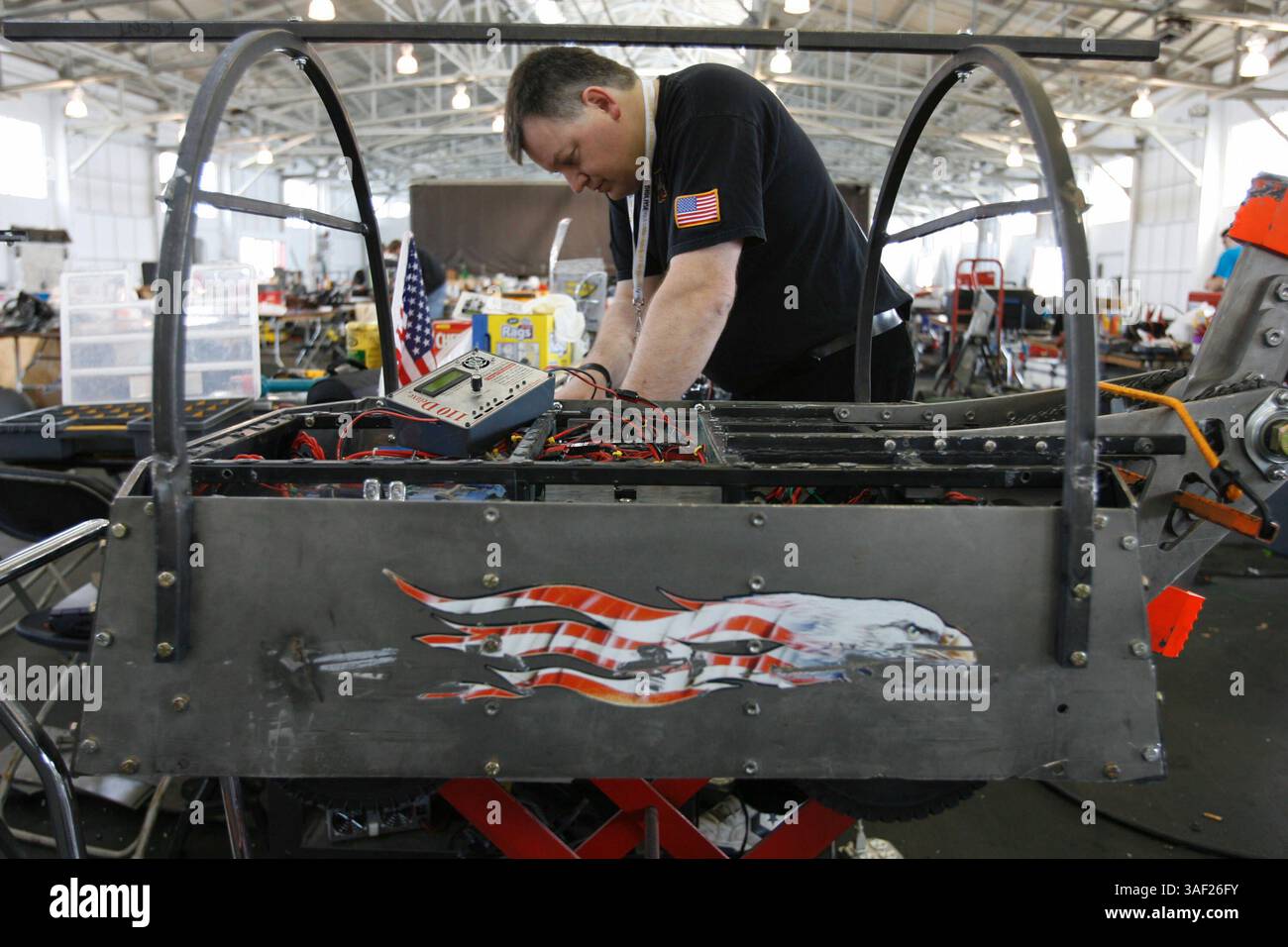 November 2005; San Francisco, CA, USA; die Robot Fighting League (RFL) veranstaltete ein Kampfroboter-Event im Fort Mason in San Francisco. Die funkgesteuerten Roboter, alle fähig, Menschen tödlich zu verletzen, kämpften in einer Arena aus Stahlträgern, doppeltem kugelsicherem Glas und kaltgewalztem Stahlboden. Die Roboter, jeder einzelne einzigartig, kämpften in verschiedenen Gewichtsklassen, die größten wiegten mehr als 340 kg. Selbst diese Maschinen würden von einem Konkurrenten in die Arena geworfen. Obligatorischer Hinweis: Foto von Mike Fox/ZUMA Press. (©) Copyright 2005 von Mike Fox Stockfoto