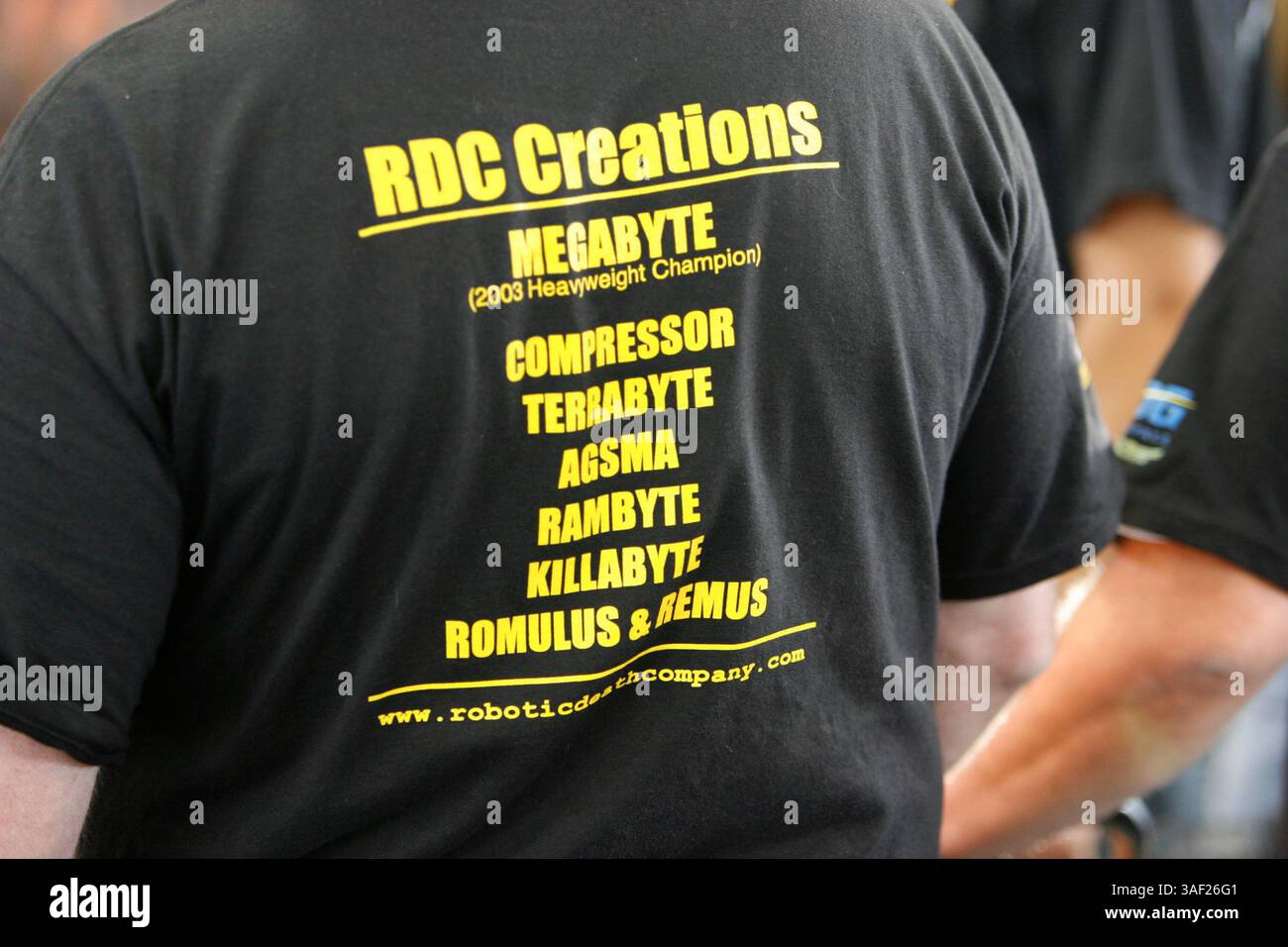 November 2005; San Francisco, CA, USA; die Robot Fighting League (RFL) veranstaltete ein Kampfroboter-Event im Fort Mason in San Francisco. Die funkgesteuerten Roboter, alle fähig, Menschen tödlich zu verletzen, kämpften in einer Arena aus Stahlträgern, doppeltem kugelsicherem Glas und kaltgewalztem Stahlboden. Die Roboter, jeder einzelne einzigartig, kämpften in verschiedenen Gewichtsklassen, die größten wiegten mehr als 340 kg. Selbst diese Maschinen würden von einem Konkurrenten in die Arena geworfen. Obligatorischer Hinweis: Foto von Mike Fox/ZUMA Press. (©) Copyright 2005 von Mike Fox Stockfoto