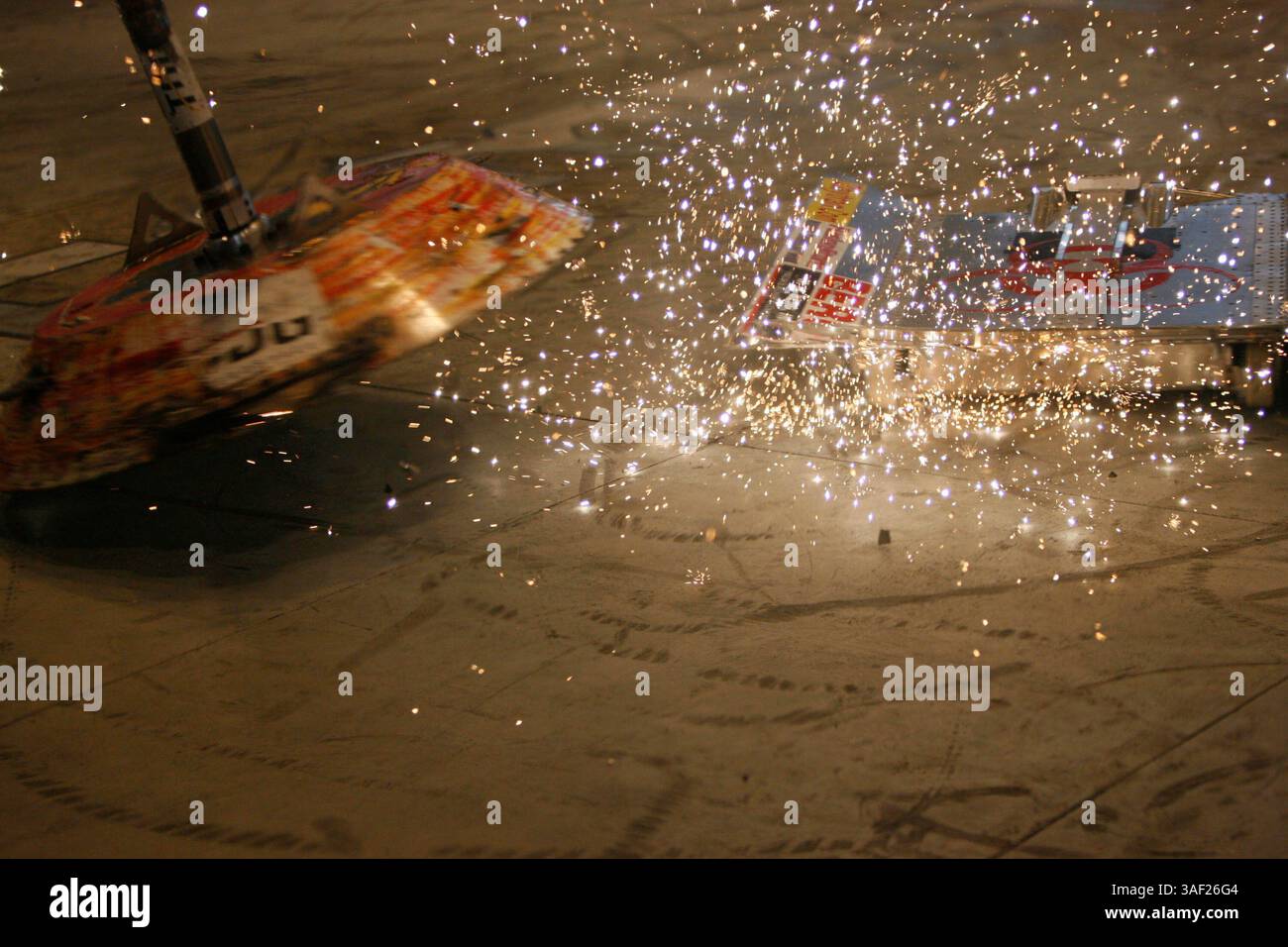 November 2005; San Francisco, CA, USA; die Robot Fighting League (RFL) veranstaltete ein Kampfroboter-Event im Fort Mason in San Francisco. Die funkgesteuerten Roboter, alle fähig, Menschen tödlich zu verletzen, kämpften in einer Arena aus Stahlträgern, doppeltem kugelsicherem Glas und kaltgewalztem Stahlboden. Die Roboter, jeder einzelne einzigartig, kämpften in verschiedenen Gewichtsklassen, die größten wiegten mehr als 340 kg. Selbst diese Maschinen würden von einem Konkurrenten in die Arena geworfen. Obligatorischer Hinweis: Foto von Mike Fox/ZUMA Press. (©) Copyright 2005 von Mike Fox Stockfoto