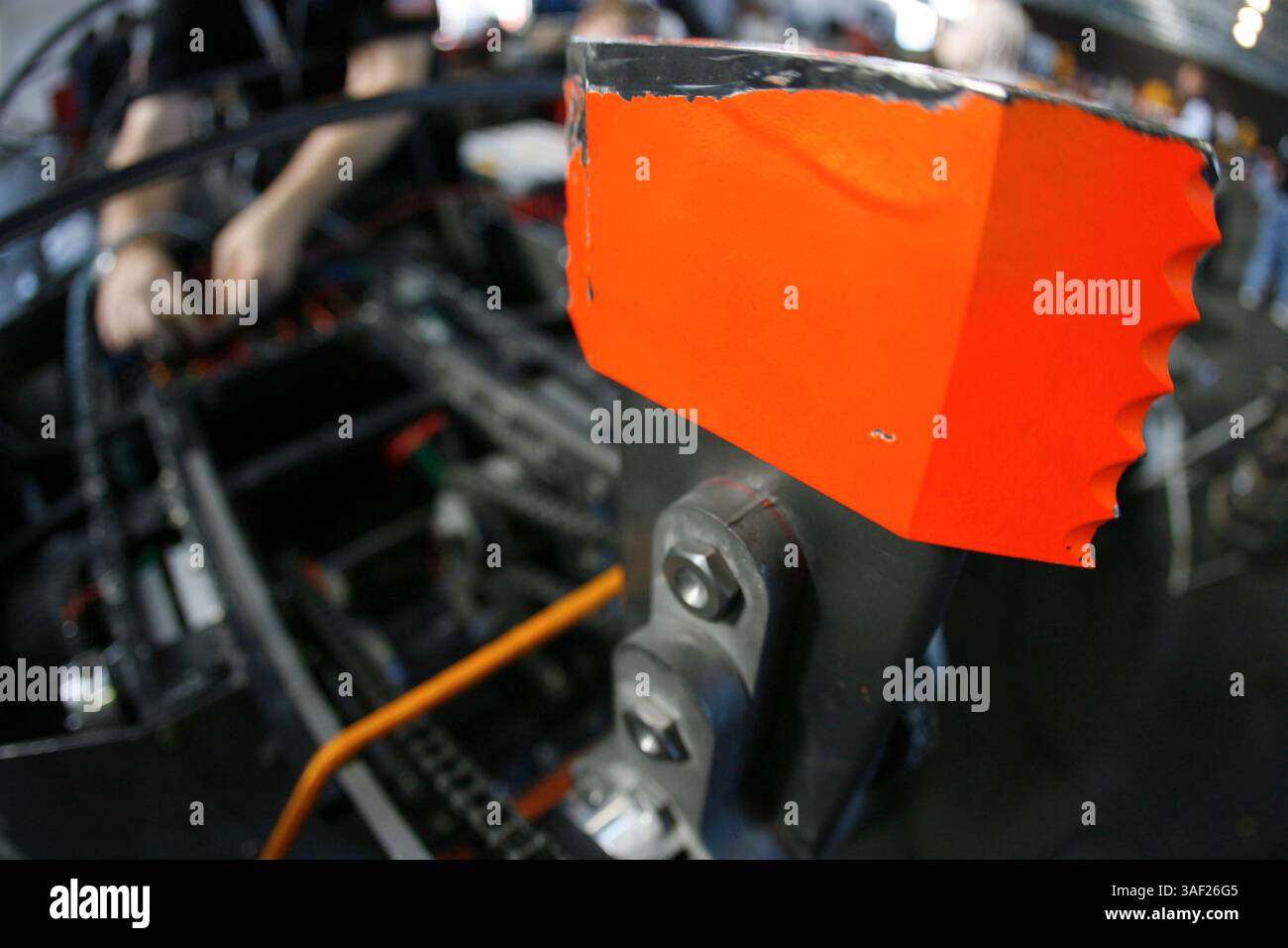 November 2005; San Francisco, CA, USA; die Robot Fighting League (RFL) veranstaltete ein Kampfroboter-Event im Fort Mason in San Francisco. Die funkgesteuerten Roboter, alle fähig, Menschen tödlich zu verletzen, kämpften in einer Arena aus Stahlträgern, doppeltem kugelsicherem Glas und kaltgewalztem Stahlboden. Die Roboter, jeder einzelne einzigartig, kämpften in verschiedenen Gewichtsklassen, die größten wiegten mehr als 340 kg. Selbst diese Maschinen würden von einem Konkurrenten in die Arena geworfen. Obligatorischer Hinweis: Foto von Mike Fox/ZUMA Press. (©) Copyright 2005 von Mike Fox Stockfoto