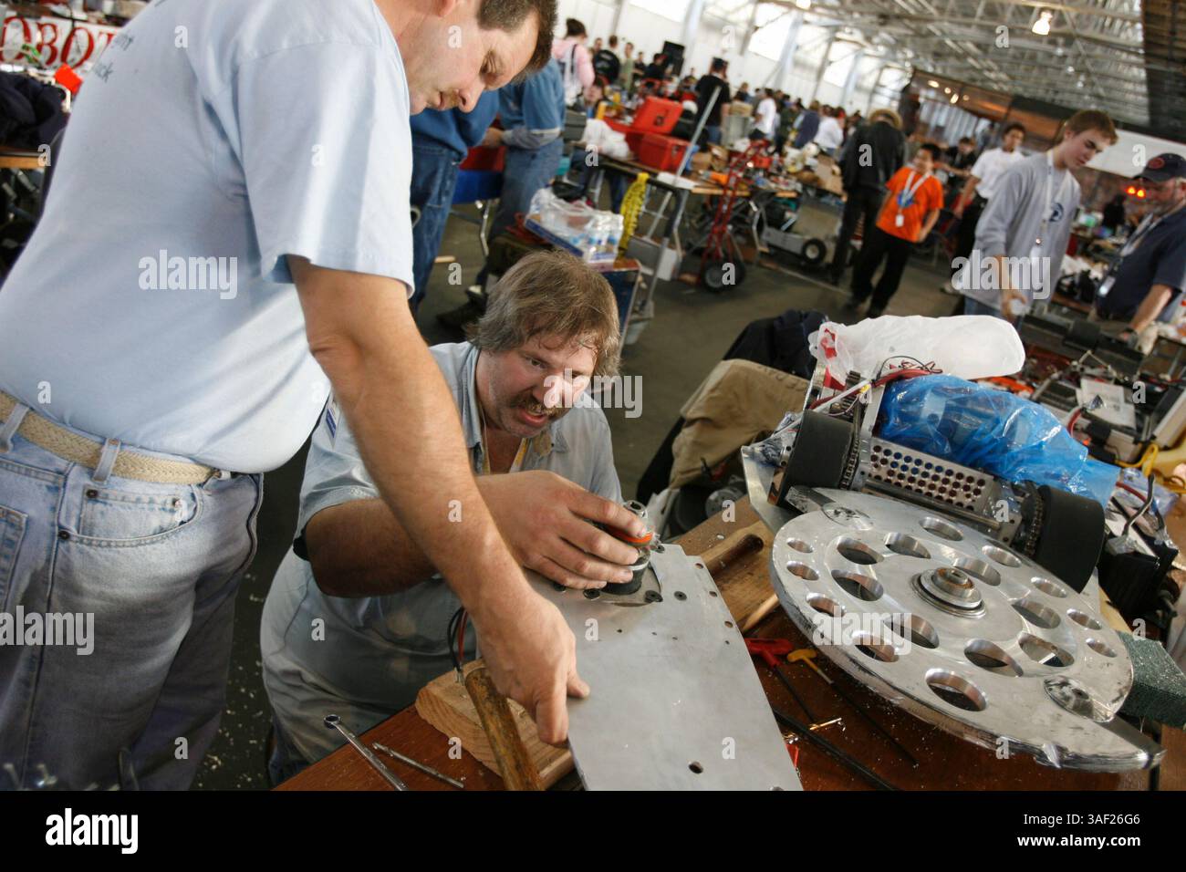 November 2005; San Francisco, CA, USA; die Robot Fighting League (RFL) veranstaltete ein Kampfroboter-Event im Fort Mason in San Francisco. Die funkgesteuerten Roboter, alle fähig, Menschen tödlich zu verletzen, kämpften in einer Arena aus Stahlträgern, doppeltem kugelsicherem Glas und kaltgewalztem Stahlboden. Die Roboter, jeder einzelne einzigartig, kämpften in verschiedenen Gewichtsklassen, die größten wiegten mehr als 340 kg. Selbst diese Maschinen würden von einem Konkurrenten in die Arena geworfen. Obligatorischer Hinweis: Foto von Mike Fox/ZUMA Press. (©) Copyright 2005 von Mike Fox Stockfoto