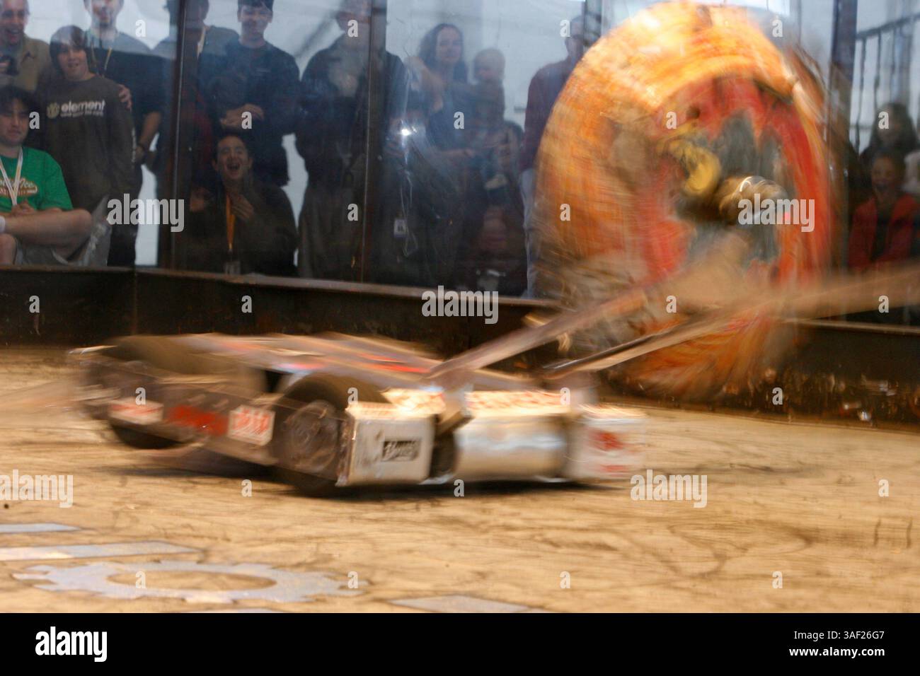November 2005; San Francisco, CA, USA; die Robot Fighting League (RFL) veranstaltete ein Kampfroboter-Event im Fort Mason in San Francisco. Die funkgesteuerten Roboter, alle fähig, Menschen tödlich zu verletzen, kämpften in einer Arena aus Stahlträgern, doppeltem kugelsicherem Glas und kaltgewalztem Stahlboden. Die Roboter, jeder einzelne einzigartig, kämpften in verschiedenen Gewichtsklassen, die größten wiegten mehr als 340 kg. Selbst diese Maschinen würden von einem Konkurrenten in die Arena geworfen. Obligatorischer Hinweis: Foto von Mike Fox/ZUMA Press. (©) Copyright 2005 von Mike Fox Stockfoto