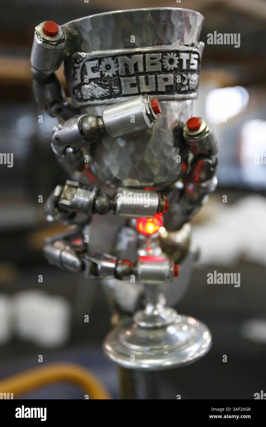 November 2005; San Francisco, CA, USA; die Robot Fighting League (RFL) veranstaltete ein Kampfroboter-Event im Fort Mason in San Francisco. Die funkgesteuerten Roboter, alle fähig, Menschen tödlich zu verletzen, kämpften in einer Arena aus Stahlträgern, doppeltem kugelsicherem Glas und kaltgewalztem Stahlboden. Die Roboter, jeder einzelne einzigartig, kämpften in verschiedenen Gewichtsklassen, die größten wiegten mehr als 340 kg. Selbst diese Maschinen würden von einem Konkurrenten in die Arena geworfen. Obligatorischer Hinweis: Foto von Mike Fox/ZUMA Press. (©) Copyright 2005 von Mike Fox Stockfoto