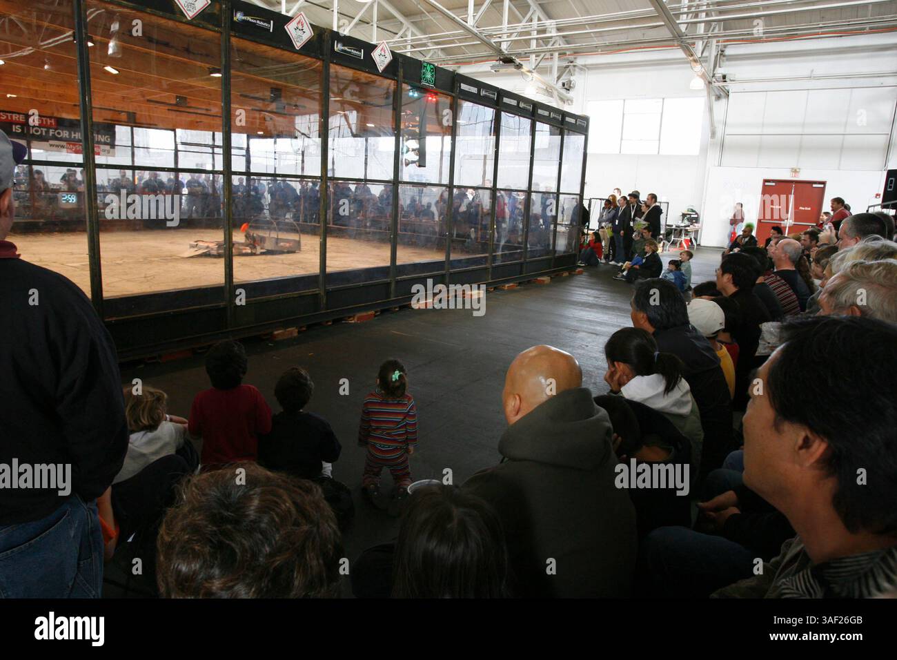 November 2005; San Francisco, CA, USA; die Robot Fighting League (RFL) veranstaltete ein Kampfroboter-Event im Fort Mason in San Francisco. Die funkgesteuerten Roboter, alle fähig, Menschen tödlich zu verletzen, kämpften in einer Arena aus Stahlträgern, doppeltem kugelsicherem Glas und kaltgewalztem Stahlboden. Die Roboter, jeder einzelne einzigartig, kämpften in verschiedenen Gewichtsklassen, die größten wiegten mehr als 340 kg. Selbst diese Maschinen würden von einem Konkurrenten in die Arena geworfen. Obligatorischer Hinweis: Foto von Mike Fox/ZUMA Press. (©) Copyright 2005 von Mike Fox Stockfoto