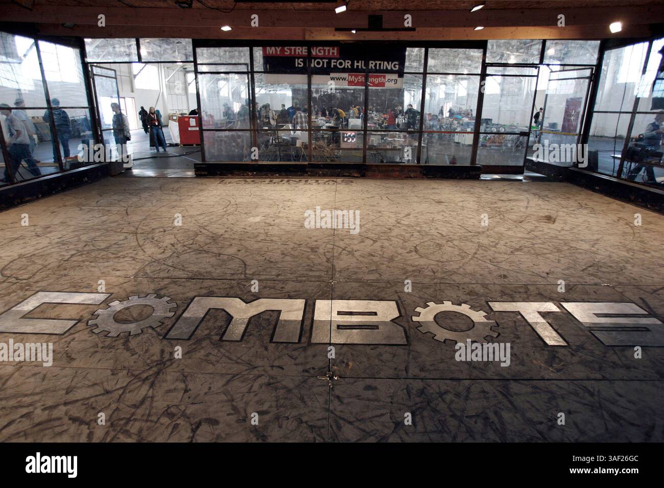 November 2005; San Francisco, CA, USA; die Robot Fighting League (RFL) veranstaltete ein Kampfroboter-Event im Fort Mason in San Francisco. Die funkgesteuerten Roboter, alle fähig, Menschen tödlich zu verletzen, kämpften in einer Arena aus Stahlträgern, doppeltem kugelsicherem Glas und kaltgewalztem Stahlboden. Die Roboter, jeder einzelne einzigartig, kämpften in verschiedenen Gewichtsklassen, die größten wiegten mehr als 340 kg. Selbst diese Maschinen würden von einem Konkurrenten in die Arena geworfen. Obligatorischer Hinweis: Foto von Mike Fox/ZUMA Press. (©) Copyright 2005 von Mike Fox Stockfoto