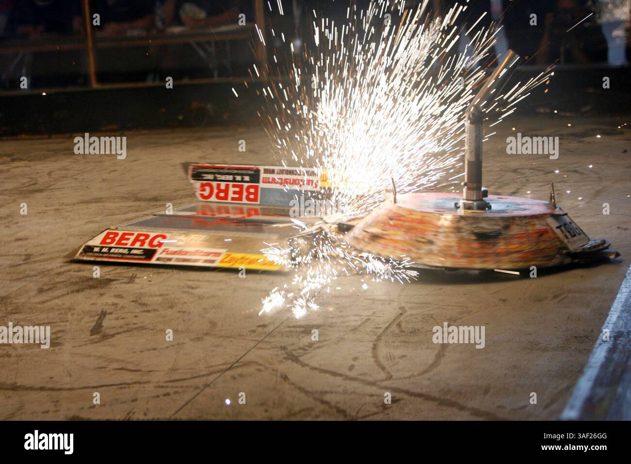 November 2005; San Francisco, CA, USA; die Robot Fighting League (RFL) veranstaltete ein Kampfroboter-Event im Fort Mason in San Francisco. Die funkgesteuerten Roboter, alle fähig, Menschen tödlich zu verletzen, kämpften in einer Arena aus Stahlträgern, doppeltem kugelsicherem Glas und kaltgewalztem Stahlboden. Die Roboter, jeder einzelne einzigartig, kämpften in verschiedenen Gewichtsklassen, die größten wiegten mehr als 340 kg. Selbst diese Maschinen würden von einem Konkurrenten in die Arena geworfen. Obligatorischer Hinweis: Foto von Mike Fox/ZUMA Press. (©) Copyright 2005 von Mike Fox Stockfoto