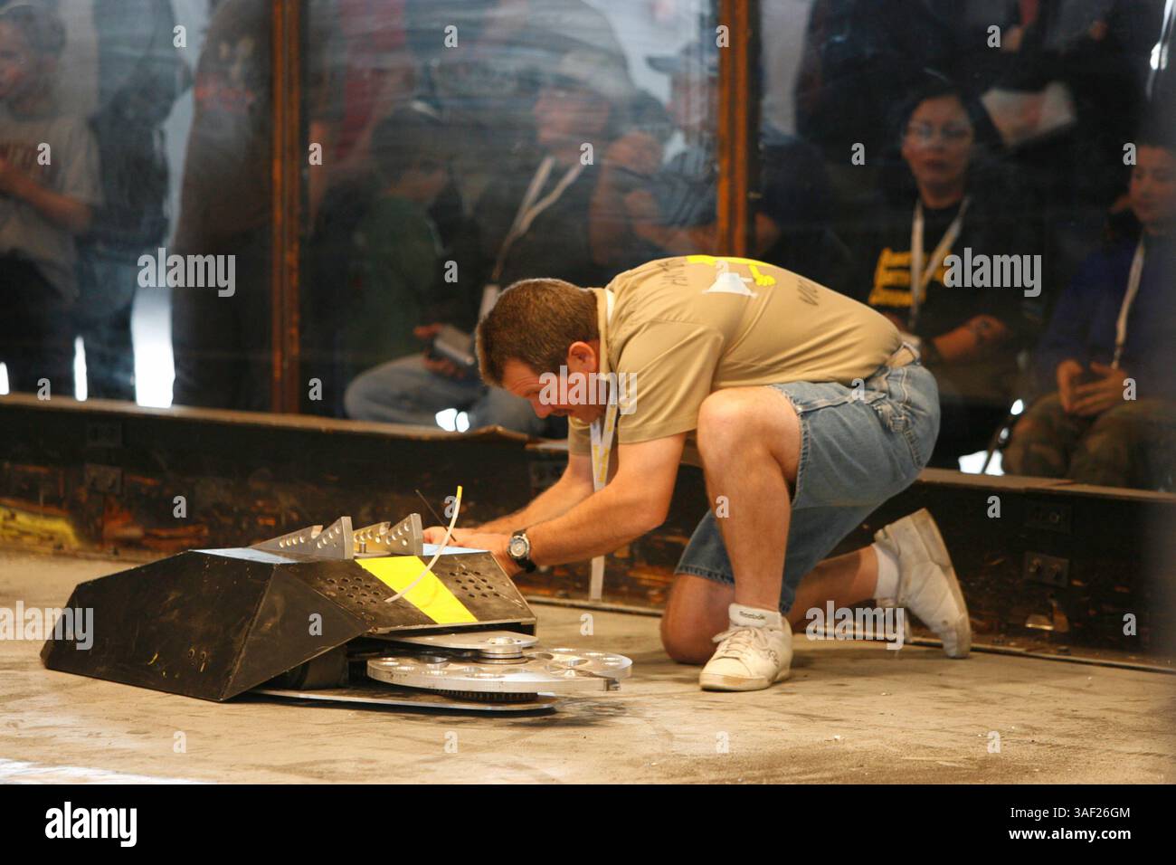 November 2005; San Francisco, CA, USA; die Robot Fighting League (RFL) veranstaltete ein Kampfroboter-Event im Fort Mason in San Francisco. Die funkgesteuerten Roboter, alle fähig, Menschen tödlich zu verletzen, kämpften in einer Arena aus Stahlträgern, doppeltem kugelsicherem Glas und kaltgewalztem Stahlboden. Die Roboter, jeder einzelne einzigartig, kämpften in verschiedenen Gewichtsklassen, die größten wiegten mehr als 340 kg. Selbst diese Maschinen würden von einem Konkurrenten in die Arena geworfen. Obligatorischer Hinweis: Foto von Mike Fox/ZUMA Press. (©) Copyright 2005 von Mike Fox Stockfoto
