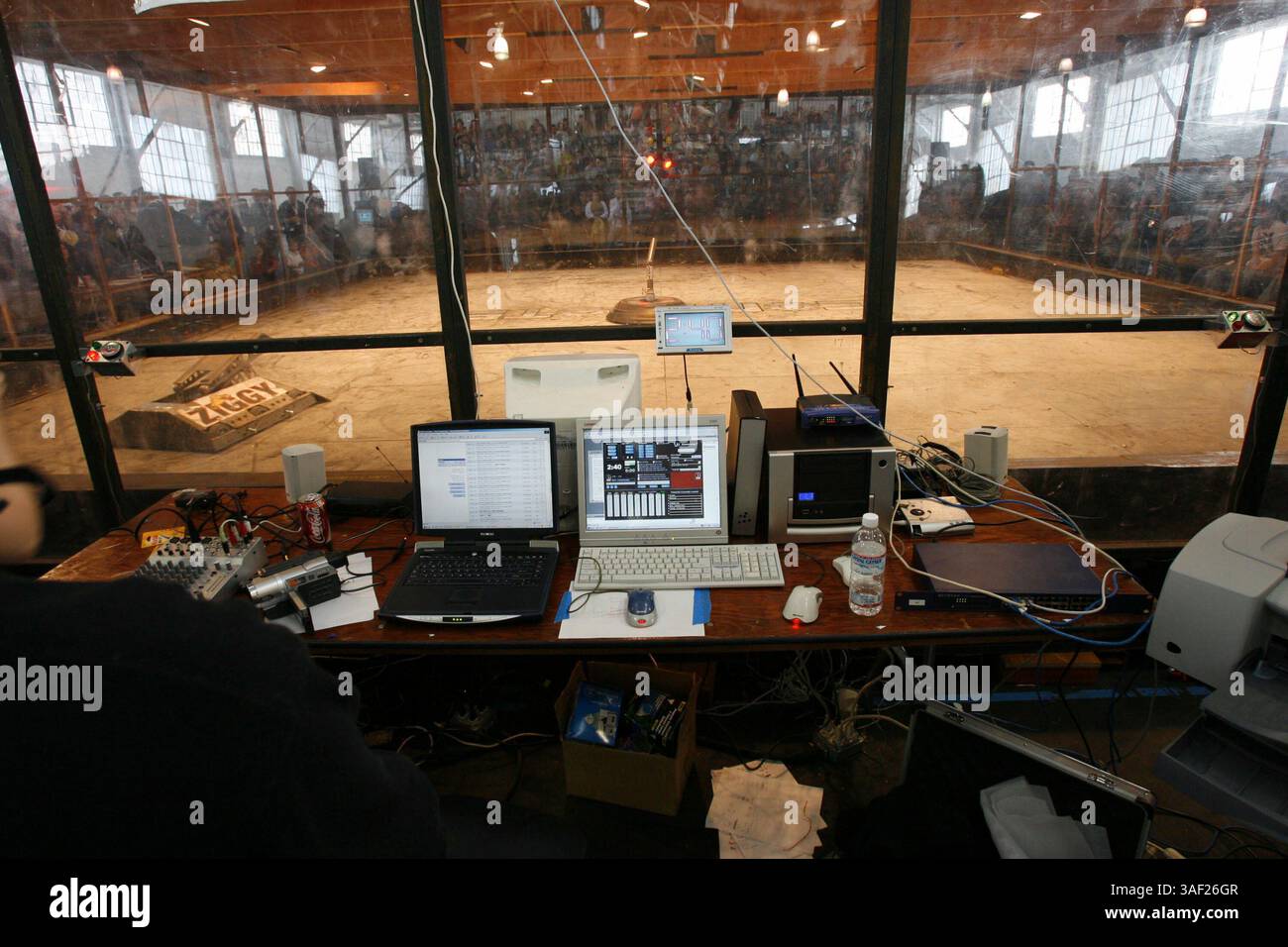 November 2005; San Francisco, CA, USA; die Robot Fighting League (RFL) veranstaltete ein Kampfroboter-Event im Fort Mason in San Francisco. Die funkgesteuerten Roboter, alle fähig, Menschen tödlich zu verletzen, kämpften in einer Arena aus Stahlträgern, doppeltem kugelsicherem Glas und kaltgewalztem Stahlboden. Die Roboter, jeder einzelne einzigartig, kämpften in verschiedenen Gewichtsklassen, die größten wiegten mehr als 340 kg. Selbst diese Maschinen würden von einem Konkurrenten in die Arena geworfen. Obligatorischer Hinweis: Foto von Mike Fox/ZUMA Press. (©) Copyright 2005 von Mike Fox Stockfoto