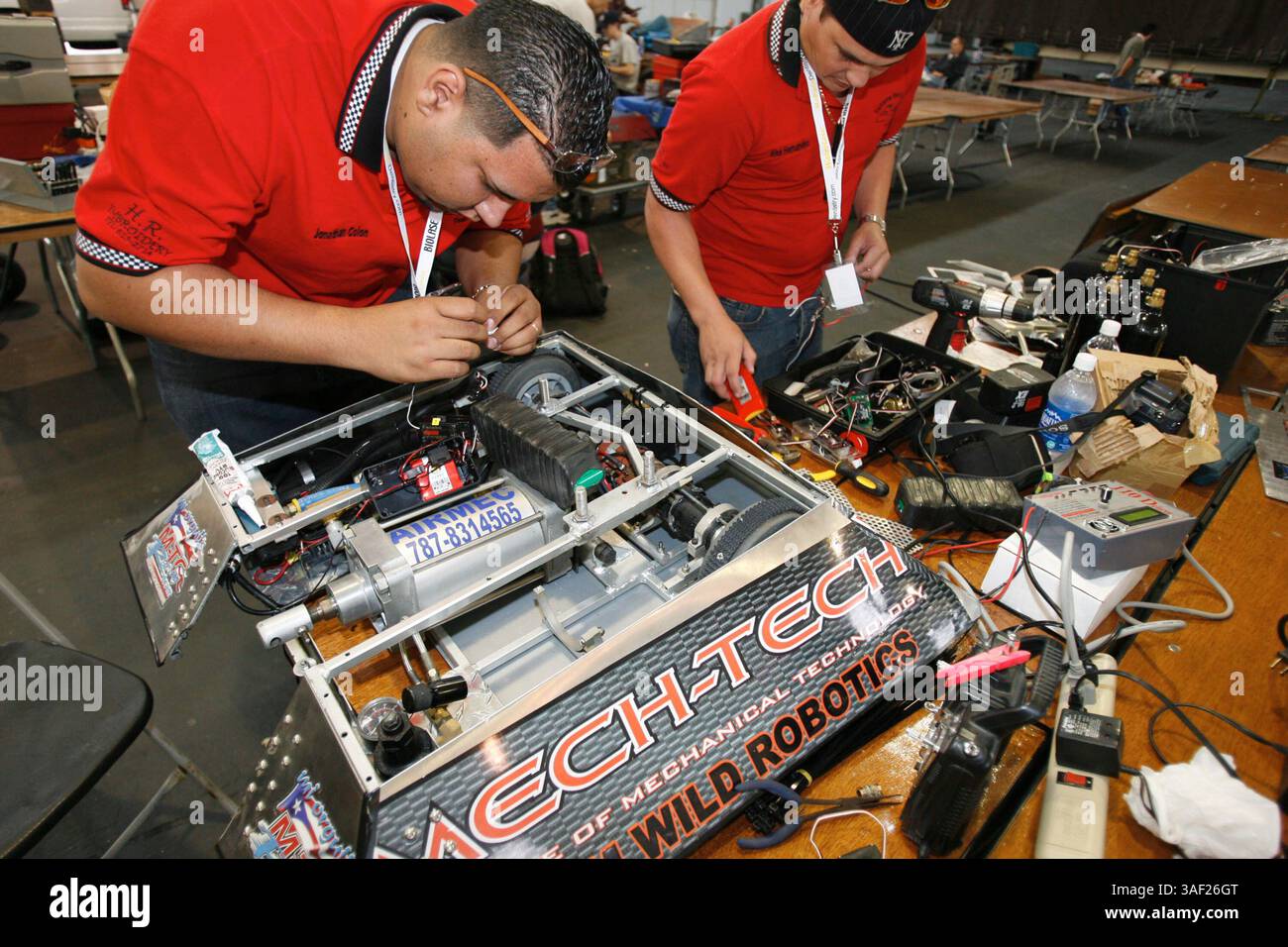 November 2005; San Francisco, CA, USA; die Robot Fighting League (RFL) veranstaltete ein Kampfroboter-Event im Fort Mason in San Francisco. Die funkgesteuerten Roboter, alle fähig, Menschen tödlich zu verletzen, kämpften in einer Arena aus Stahlträgern, doppeltem kugelsicherem Glas und kaltgewalztem Stahlboden. Die Roboter, jeder einzelne einzigartig, kämpften in verschiedenen Gewichtsklassen, die größten wiegten mehr als 340 kg. Selbst diese Maschinen würden von einem Konkurrenten in die Arena geworfen. Obligatorischer Hinweis: Foto von Mike Fox/ZUMA Press. (©) Copyright 2005 von Mike Fox Stockfoto