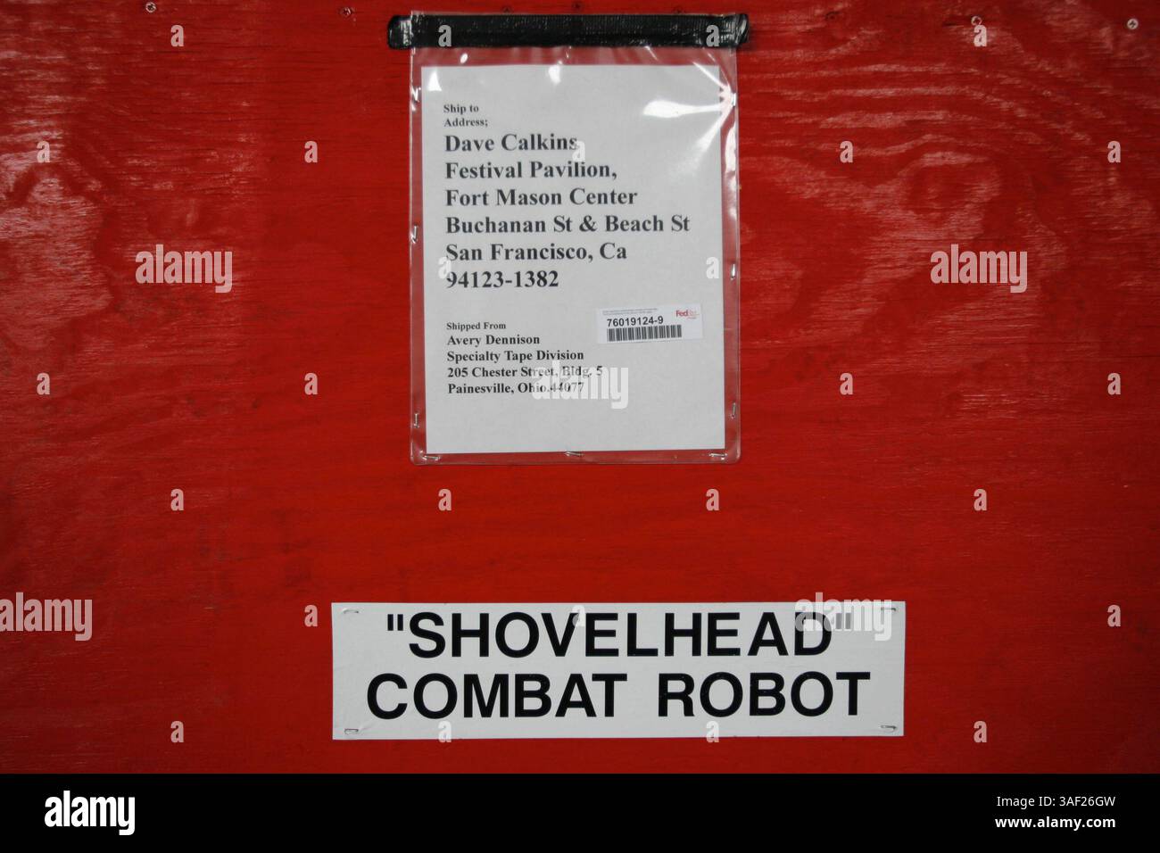 November 2005; San Francisco, CA, USA; die Robot Fighting League (RFL) veranstaltete ein Kampfroboter-Event im Fort Mason in San Francisco. Die funkgesteuerten Roboter, alle fähig, Menschen tödlich zu verletzen, kämpften in einer Arena aus Stahlträgern, doppeltem kugelsicherem Glas und kaltgewalztem Stahlboden. Die Roboter, jeder einzelne einzigartig, kämpften in verschiedenen Gewichtsklassen, die größten wiegten mehr als 340 kg. Selbst diese Maschinen würden von einem Konkurrenten in die Arena geworfen. Obligatorischer Hinweis: Foto von Mike Fox/ZUMA Press. (©) Copyright 2005 von Mike Fox Stockfoto