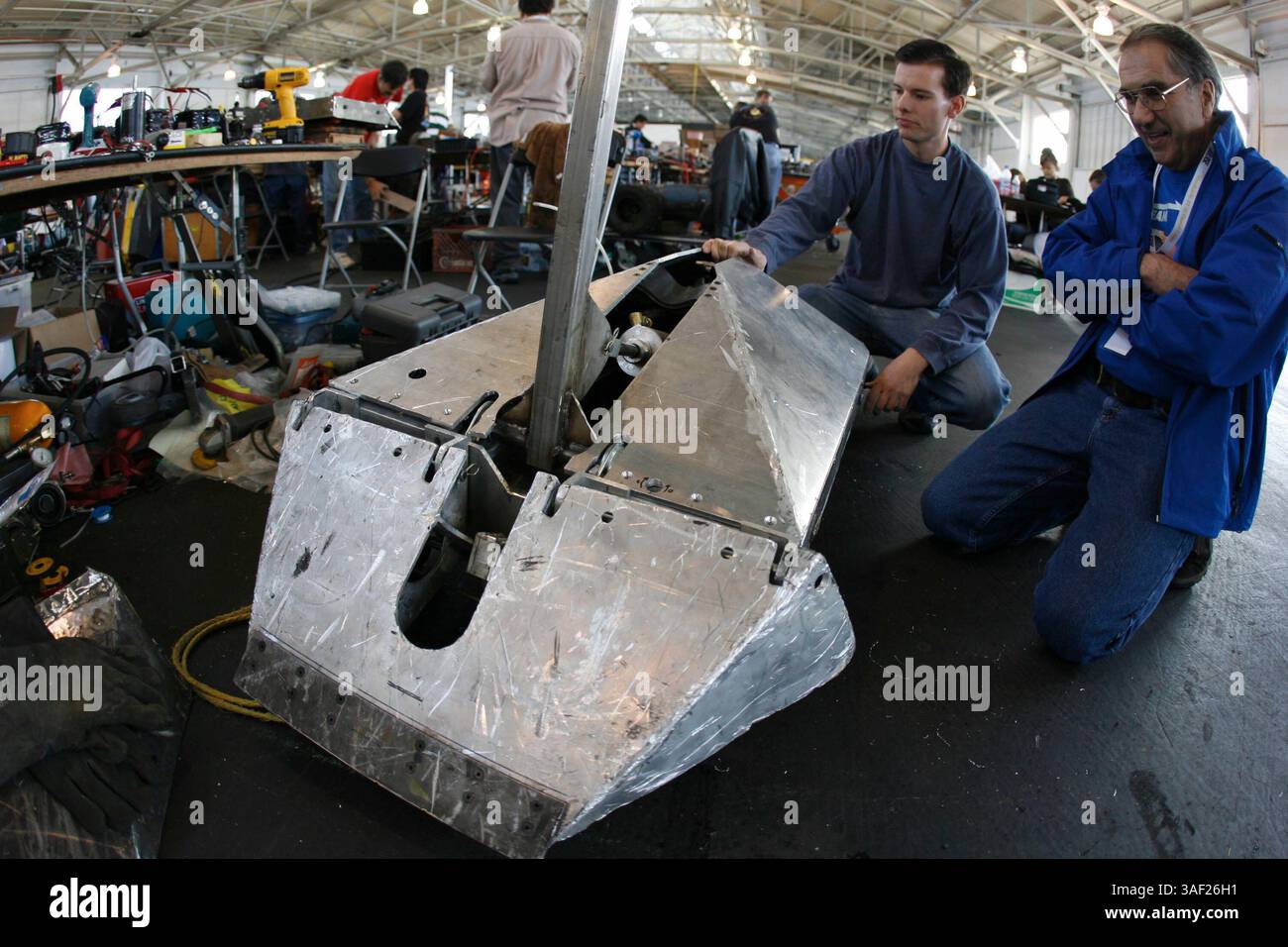 November 2005; San Francisco, CA, USA; die Robot Fighting League (RFL) veranstaltete ein Kampfroboter-Event im Fort Mason in San Francisco. Die funkgesteuerten Roboter, alle fähig, Menschen tödlich zu verletzen, kämpften in einer Arena aus Stahlträgern, doppeltem kugelsicherem Glas und kaltgewalztem Stahlboden. Die Roboter, jeder einzelne einzigartig, kämpften in verschiedenen Gewichtsklassen, die größten wiegten mehr als 340 kg. Selbst diese Maschinen würden von einem Konkurrenten in die Arena geworfen. Obligatorischer Hinweis: Foto von Mike Fox/ZUMA Press. (©) Copyright 2005 von Mike Fox Stockfoto