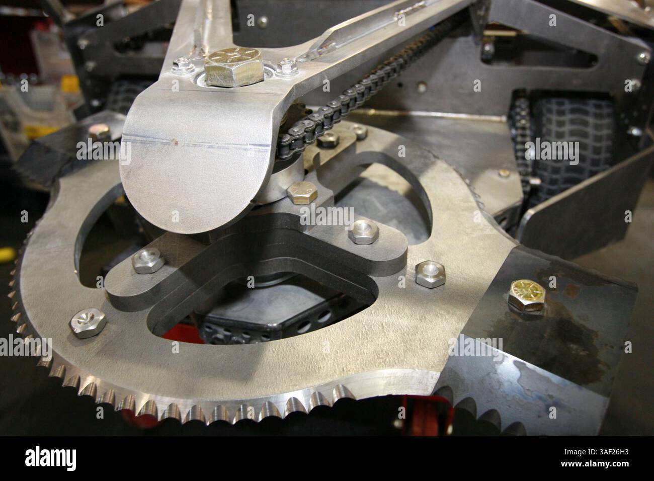 November 2005; San Francisco, CA, USA; die Robot Fighting League (RFL) veranstaltete ein Kampfroboter-Event im Fort Mason in San Francisco. Die funkgesteuerten Roboter, alle fähig, Menschen tödlich zu verletzen, kämpften in einer Arena aus Stahlträgern, doppeltem kugelsicherem Glas und kaltgewalztem Stahlboden. Die Roboter, jeder einzelne einzigartig, kämpften in verschiedenen Gewichtsklassen, die größten wiegten mehr als 340 kg. Selbst diese Maschinen würden von einem Konkurrenten in die Arena geworfen. Obligatorischer Hinweis: Foto von Mike Fox/ZUMA Press. (©) Copyright 2005 von Mike Fox Stockfoto