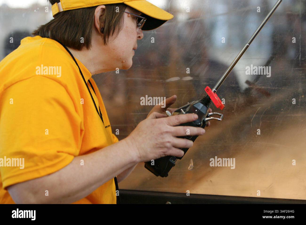 November 2005; San Francisco, CA, USA; die Robot Fighting League (RFL) veranstaltete ein Kampfroboter-Event im Fort Mason in San Francisco. Die funkgesteuerten Roboter, alle fähig, Menschen tödlich zu verletzen, kämpften in einer Arena aus Stahlträgern, doppeltem kugelsicherem Glas und kaltgewalztem Stahlboden. Die Roboter, jeder einzelne einzigartig, kämpften in verschiedenen Gewichtsklassen, die größten wiegten mehr als 340 kg. Selbst diese Maschinen würden von einem Konkurrenten in die Arena geworfen. Obligatorischer Hinweis: Foto von Mike Fox/ZUMA Press. (©) Copyright 2005 von Mike Fox Stockfoto