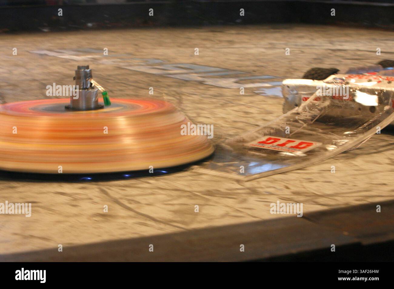 November 2005; San Francisco, CA, USA; die Robot Fighting League (RFL) veranstaltete ein Kampfroboter-Event im Fort Mason in San Francisco. Die funkgesteuerten Roboter, alle fähig, Menschen tödlich zu verletzen, kämpften in einer Arena aus Stahlträgern, doppeltem kugelsicherem Glas und kaltgewalztem Stahlboden. Die Roboter, jeder einzelne einzigartig, kämpften in verschiedenen Gewichtsklassen, die größten wiegten mehr als 340 kg. Selbst diese Maschinen würden von einem Konkurrenten in die Arena geworfen. Obligatorischer Hinweis: Foto von Mike Fox/ZUMA Press. (©) Copyright 2005 von Mike Fox Stockfoto