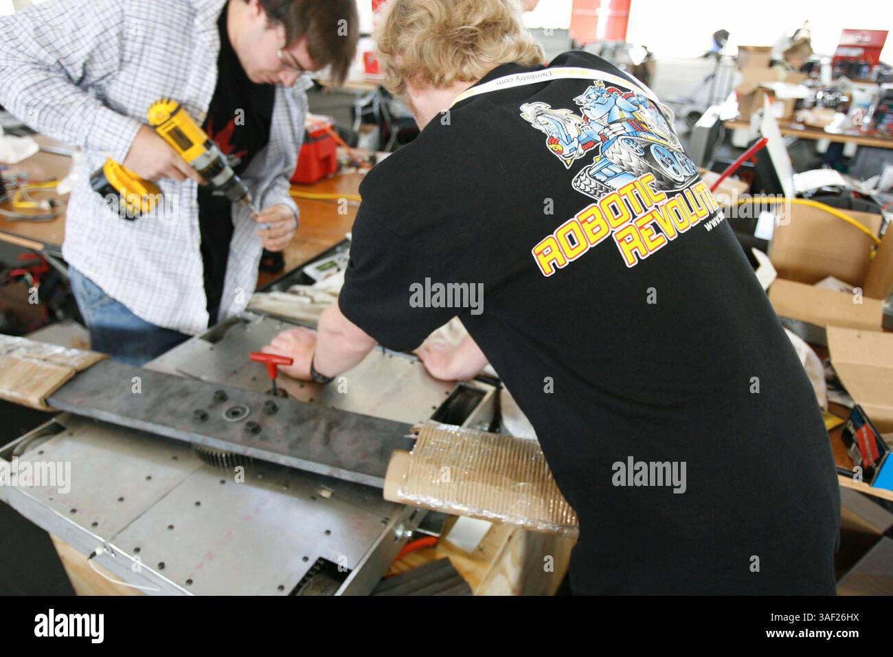 November 2005; San Francisco, CA, USA; die Robot Fighting League (RFL) veranstaltete ein Kampfroboter-Event im Fort Mason in San Francisco. Die funkgesteuerten Roboter, alle fähig, Menschen tödlich zu verletzen, kämpften in einer Arena aus Stahlträgern, doppeltem kugelsicherem Glas und kaltgewalztem Stahlboden. Die Roboter, jeder einzelne einzigartig, kämpften in verschiedenen Gewichtsklassen, die größten wiegten mehr als 340 kg. Selbst diese Maschinen würden von einem Konkurrenten in die Arena geworfen. Obligatorischer Hinweis: Foto von Mike Fox/ZUMA Press. (©) Copyright 2005 von Mike Fox Stockfoto