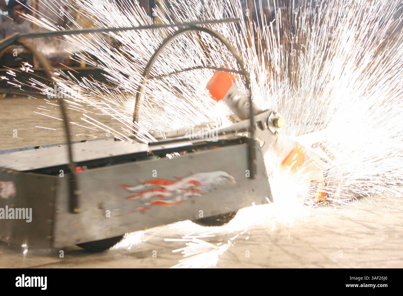 November 2005; San Francisco, CA, USA; die Robot Fighting League (RFL) veranstaltete ein Kampfroboter-Event im Fort Mason in San Francisco. Die funkgesteuerten Roboter, alle fähig, Menschen tödlich zu verletzen, kämpften in einer Arena aus Stahlträgern, doppeltem kugelsicherem Glas und kaltgewalztem Stahlboden. Die Roboter, jeder einzelne einzigartig, kämpften in verschiedenen Gewichtsklassen, die größten wiegten mehr als 340 kg. Selbst diese Maschinen würden von einem Konkurrenten in die Arena geworfen. Obligatorischer Hinweis: Foto von Mike Fox/ZUMA Press. (©) Copyright 2005 von Mike Fox Stockfoto
