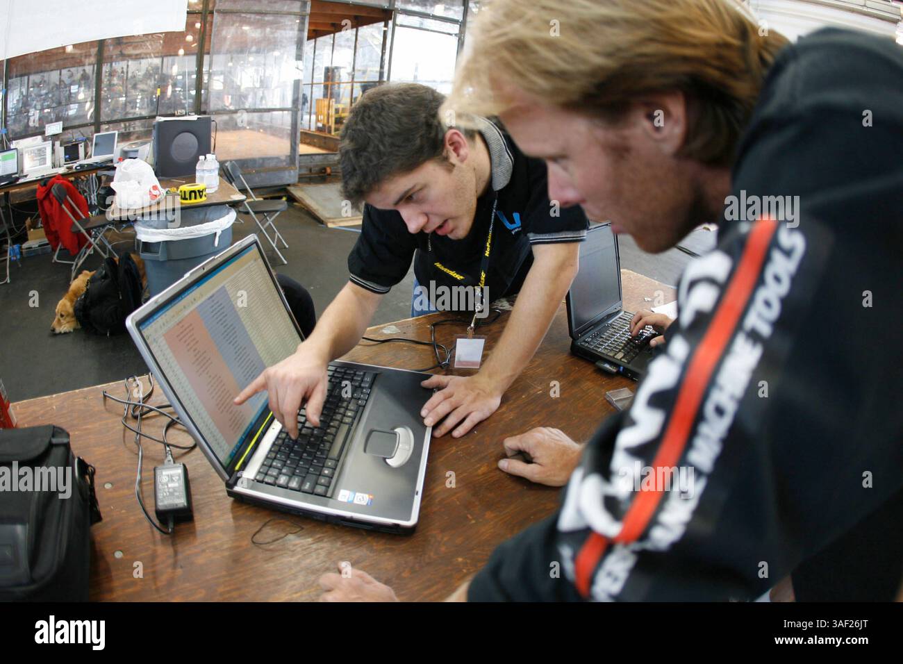 November 2005; San Francisco, CA, USA; die Robot Fighting League (RFL) veranstaltete ein Kampfroboter-Event im Fort Mason in San Francisco. Die funkgesteuerten Roboter, alle fähig, Menschen tödlich zu verletzen, kämpften in einer Arena aus Stahlträgern, doppeltem kugelsicherem Glas und kaltgewalztem Stahlboden. Die Roboter, jeder einzelne einzigartig, kämpften in verschiedenen Gewichtsklassen, die größten wiegten mehr als 340 kg. Selbst diese Maschinen würden von einem Konkurrenten in die Arena geworfen. Obligatorischer Hinweis: Foto von Mike Fox/ZUMA Press. (©) Copyright 2005 von Mike Fox Stockfoto