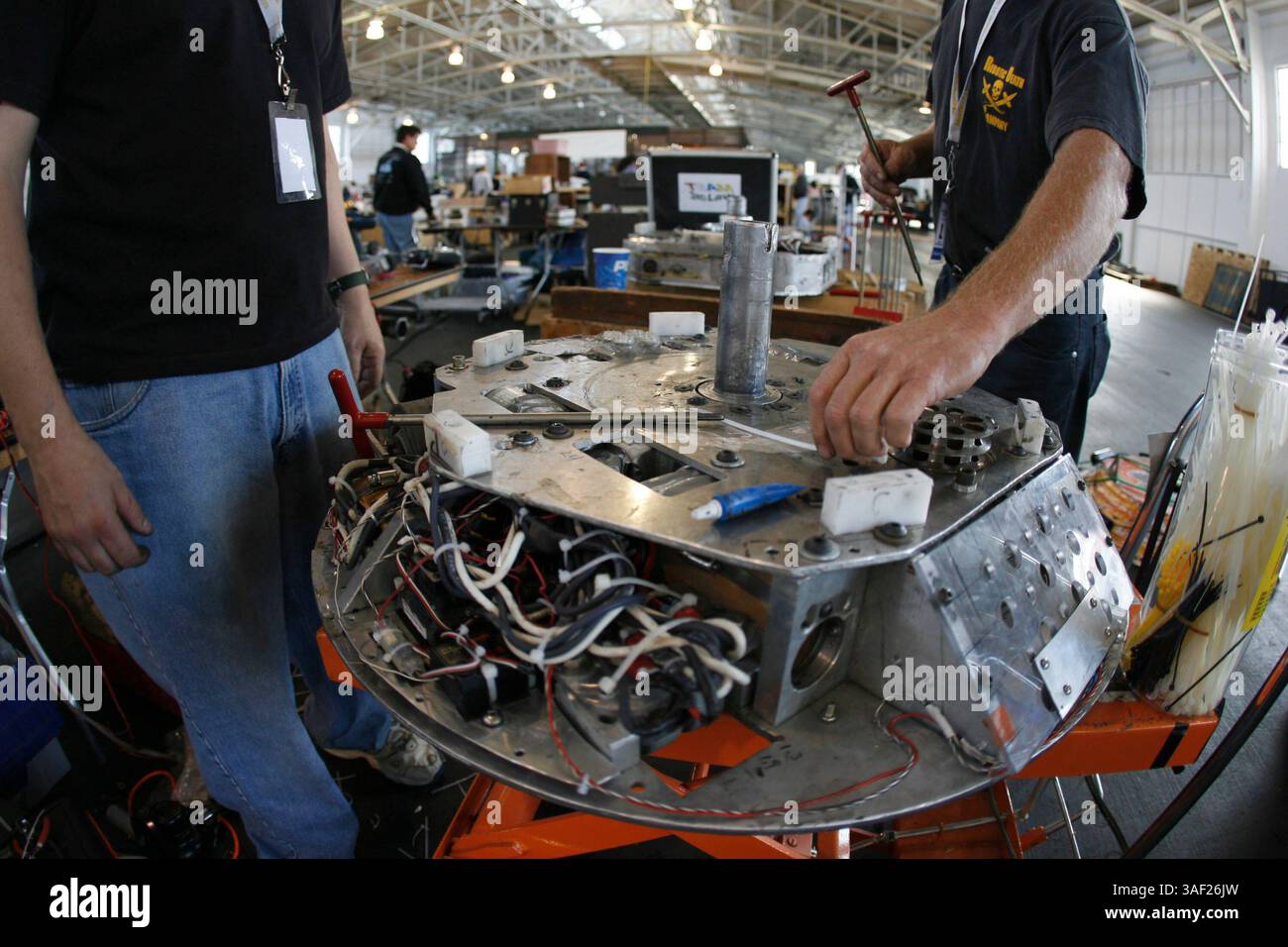 November 2005; San Francisco, CA, USA; die Robot Fighting League (RFL) veranstaltete ein Kampfroboter-Event im Fort Mason in San Francisco. Die funkgesteuerten Roboter, alle fähig, Menschen tödlich zu verletzen, kämpften in einer Arena aus Stahlträgern, doppeltem kugelsicherem Glas und kaltgewalztem Stahlboden. Die Roboter, jeder einzelne einzigartig, kämpften in verschiedenen Gewichtsklassen, die größten wiegten mehr als 340 kg. Selbst diese Maschinen würden von einem Konkurrenten in die Arena geworfen. Obligatorischer Hinweis: Foto von Mike Fox/ZUMA Press. (©) Copyright 2005 von Mike Fox Stockfoto