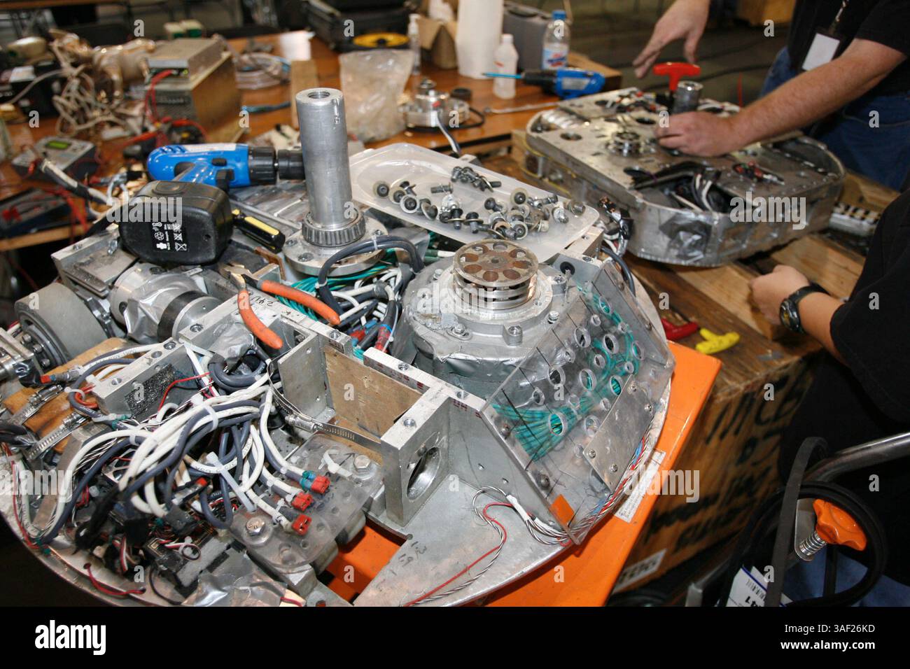 November 2005; San Francisco, CA, USA; die Robot Fighting League (RFL) veranstaltete ein Kampfroboter-Event im Fort Mason in San Francisco. Die funkgesteuerten Roboter, alle fähig, Menschen tödlich zu verletzen, kämpften in einer Arena aus Stahlträgern, doppeltem kugelsicherem Glas und kaltgewalztem Stahlboden. Die Roboter, jeder einzelne einzigartig, kämpften in verschiedenen Gewichtsklassen, die größten wiegten mehr als 340 kg. Selbst diese Maschinen würden von einem Konkurrenten in die Arena geworfen. Obligatorischer Hinweis: Foto von Mike Fox/ZUMA Press. (©) Copyright 2005 von Mike Fox Stockfoto