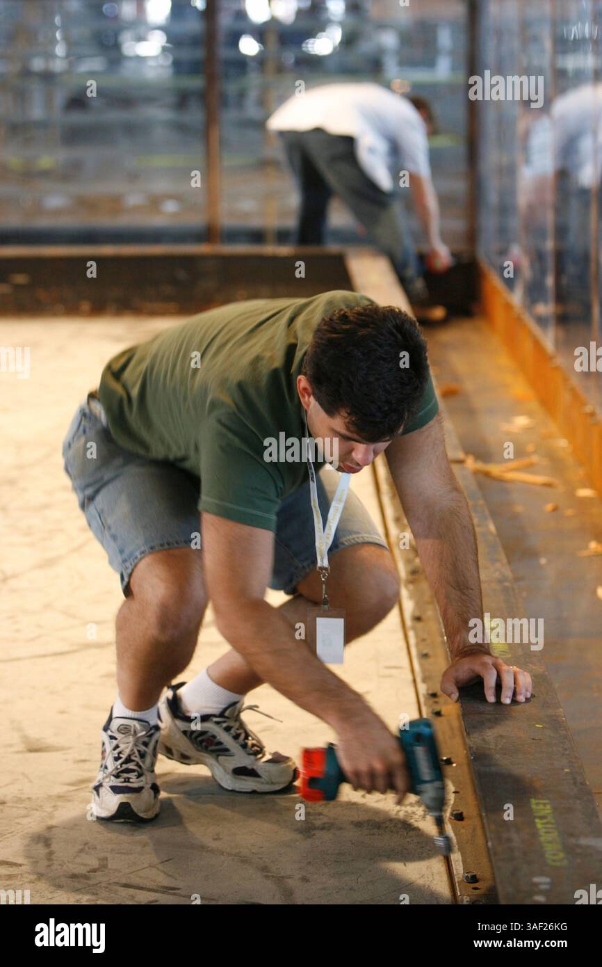 November 2005; San Francisco, CA, USA; die Robot Fighting League (RFL) veranstaltete ein Kampfroboter-Event im Fort Mason in San Francisco. Die funkgesteuerten Roboter, alle fähig, Menschen tödlich zu verletzen, kämpften in einer Arena aus Stahlträgern, doppeltem kugelsicherem Glas und kaltgewalztem Stahlboden. Die Roboter, jeder einzelne einzigartig, kämpften in verschiedenen Gewichtsklassen, die größten wiegten mehr als 340 kg. Selbst diese Maschinen würden von einem Konkurrenten in die Arena geworfen. Obligatorischer Hinweis: Foto von Mike Fox/ZUMA Press. (©) Copyright 2005 von Mike Fox Stockfoto