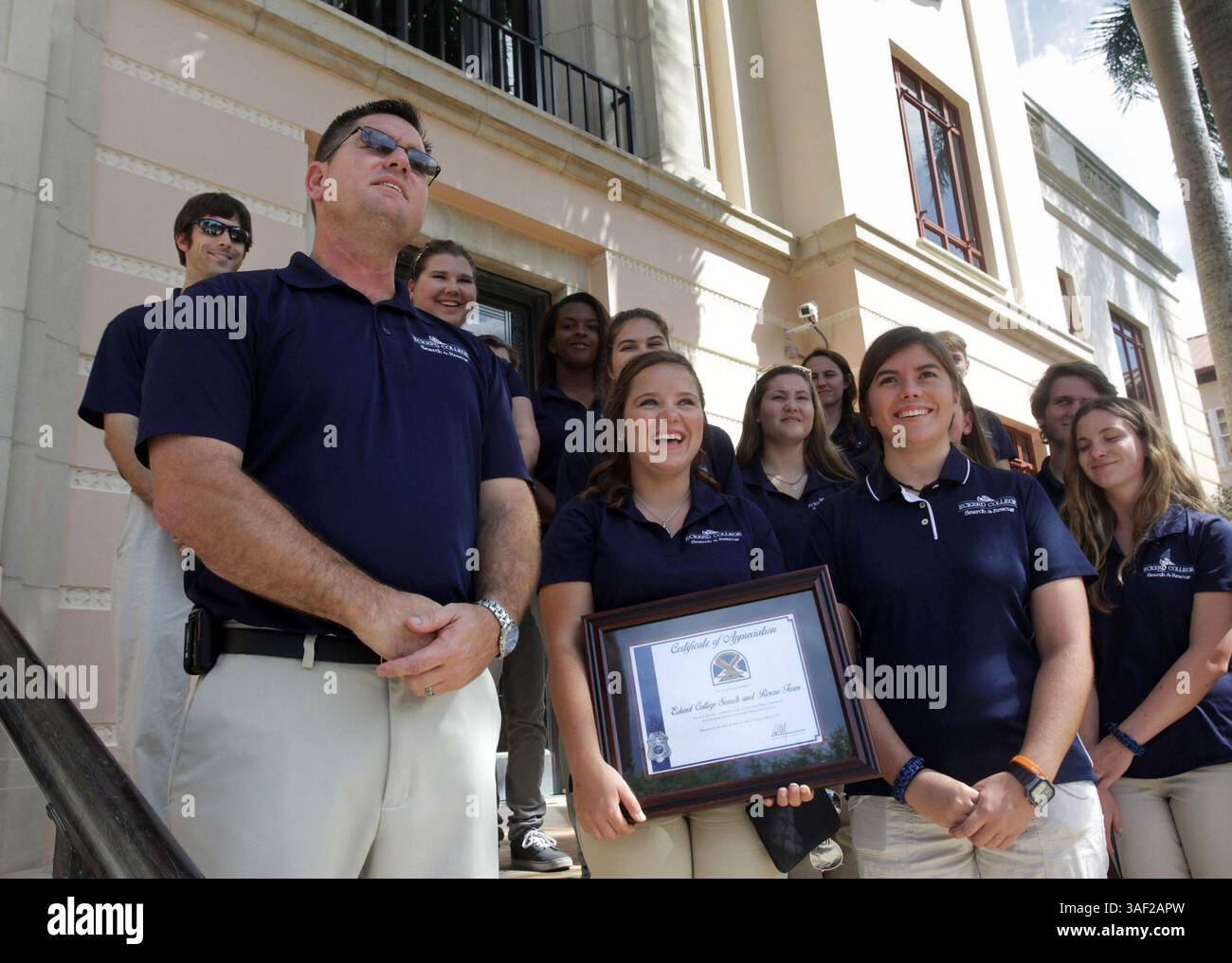 12. März 2015 - St. Petersburg, Florida, USA - (erste Reihe von links nach rechts) Ryan Dilkey, stellvertretender Direktor der Uferpromenade für Eckerd College Search and Rescue (ec-sar), Kaitlin Taylor (19) und Alice Elliott (21), zusammen mit anderen Freiwilligen wurden sie von Mitgliedern der Medien vor dem Rathaus interviewt. Taylor und Elliott waren Teil des Teams, das Phoebe Jonchucks Leiche Anfang des Jahres fand. Studenten des freiwilligen Such- und Rettungsteams vom Eckerd College wurden mit einem Dankeschön von Polizeichef Anthony Holloway bei der Stadtratsversammlung der CIT geehrt Stockfoto