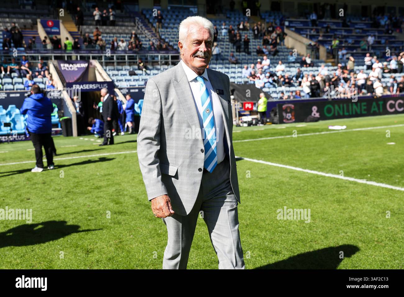 Der ehemalige Coventry City Spieler Jeff Blockley war zur Halbzeit während des Sky Bet Championship Matches in der Coventry Building Society Arena in Coventry auf dem Platz. Bilddatum: Samstag, 5. April 2025. Stockfoto