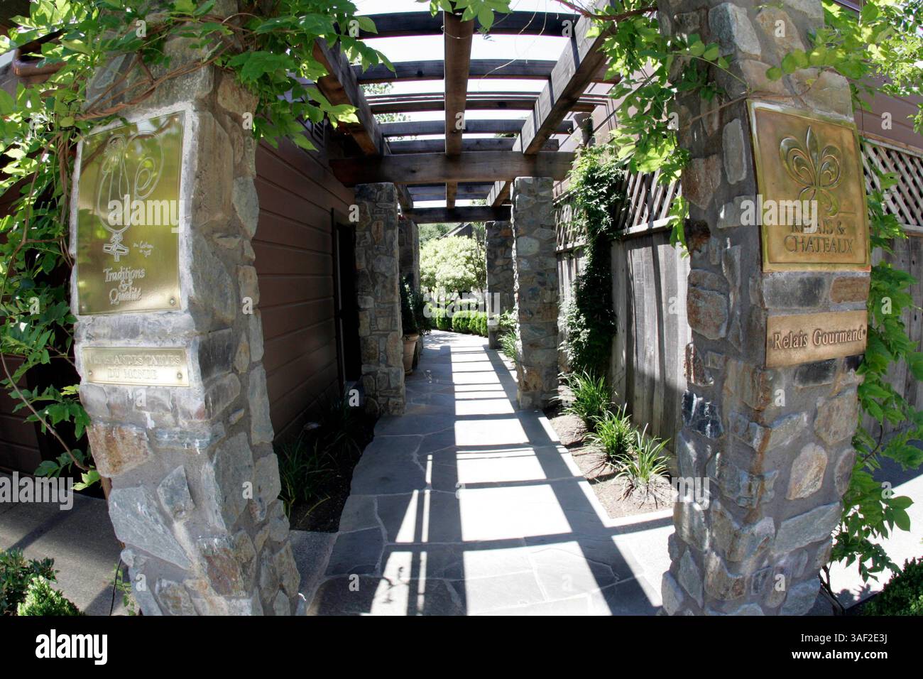 Juni 2005; Yountville, Kalifornien, USA; das French Laundry befindet sich in einer eleganten Steinresidenz aus der Jahrhundertwende im Herzen von Kaliforniens Napa Valley und liegt inmitten eines bezaubernden Landgartens. Dieser idyllische Ort ist der Ort für die innovative, preisgekrönte Küche von Chef Thomas Keller. Seine modernen Gerichte bieten eine subtile Mischung aus klassischer französischer Tradition und regionaler Küche. Die Menüs mit festpreisen werden von über 600 verschiedenen Weinen aus aller Welt begleitet. Obligatorischer Hinweis: Foto von Mike Fox/ZUMA Press. (©) Copyright 2005 von Mike Fox Stockfoto