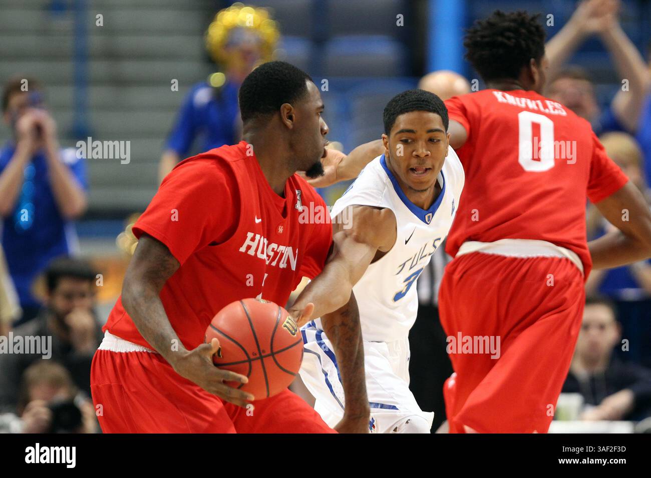 13. März 2015: Shaquille Harrison (3) holt sich den Ball während der Viertelfinalrunde des American Athletic Conference Turniers im XL Center in Hartford, Connecticut. Anthony Nesmith/Cal Sport Media (Kreditbild: © Anthony Nesmith/Cal Sport Media/ZUMAPRESS.com) Stockfoto