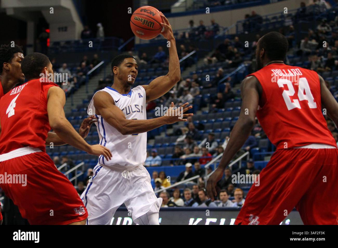 13. März 2015: Der Tulsa Golden Hurricane Guard Shaquille Harrison (3) übergibt den Ball während der Viertelfinalrunde des American Athletic Conference Turniers im XL Center in Hartford, Connecticut. Anthony Nesmith/Cal Sport Media (Kreditbild: © Anthony Nesmith/Cal Sport Media/ZUMAPRESS.com) Stockfoto