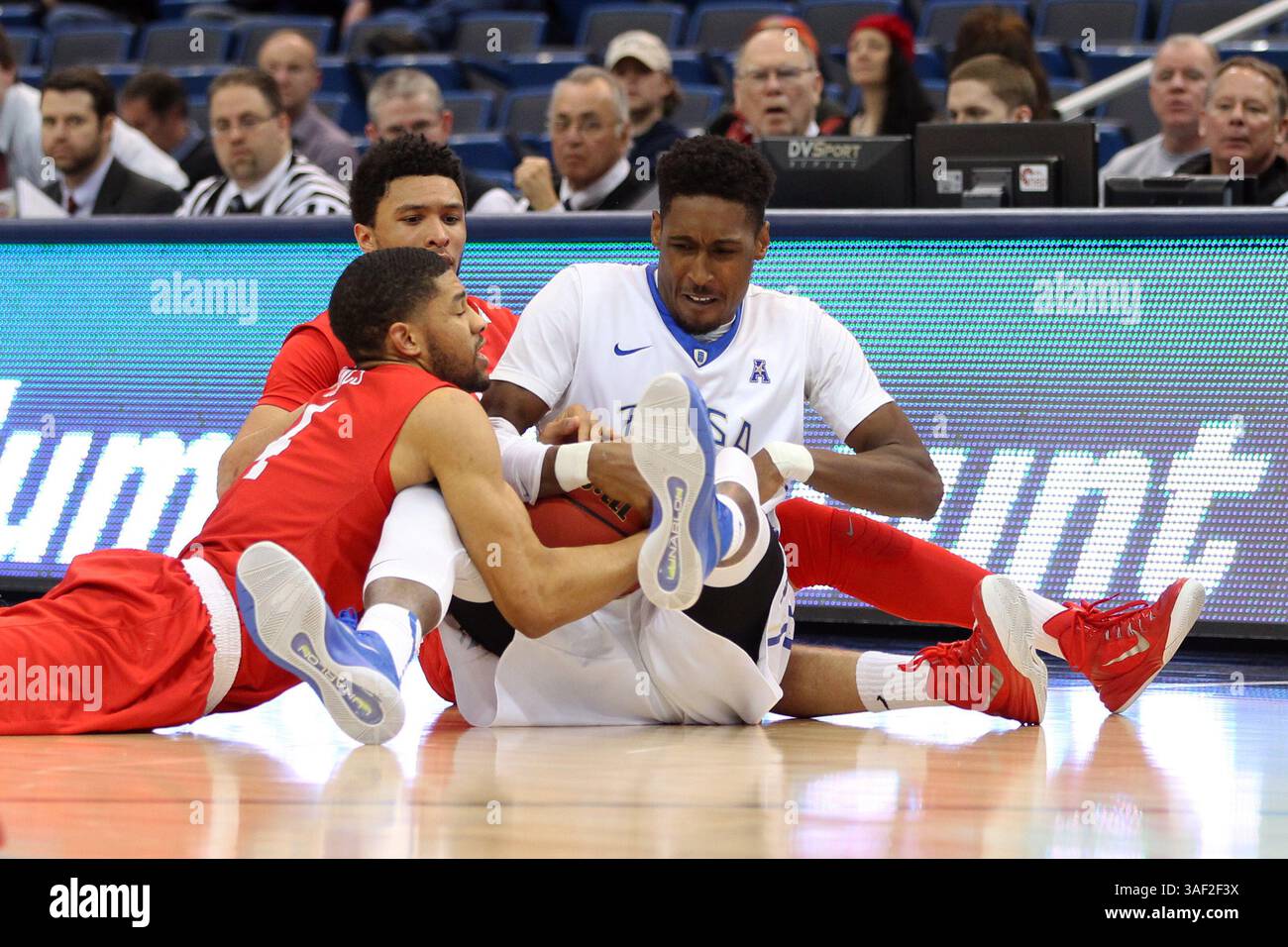 13. März 2015: Tulsa Golden Hurricane Guard Rashad Smith (1) kämpft um den Ball während der Viertelfinalrunde des American Athletic Conference Turniers im XL Center in Hartford, Connecticut. Anthony Nesmith/Cal Sport Media (Kreditbild: © Anthony Nesmith/Cal Sport Media/ZUMAPRESS.com) Stockfoto