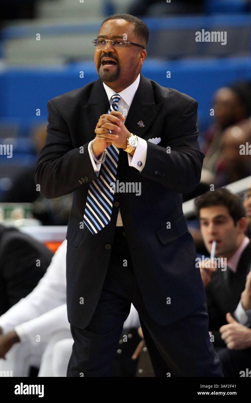 13. März 2015: Tulsa Golden Hurricane Head Coach Frank Haith während der Viertelfinalrunde des American Athletic Conference Turniers im XL Center in Hartford, Connecticut. Anthony Nesmith/Cal Sport Media (Kreditbild: © Anthony Nesmith/Cal Sport Media/ZUMAPRESS.com) Stockfoto