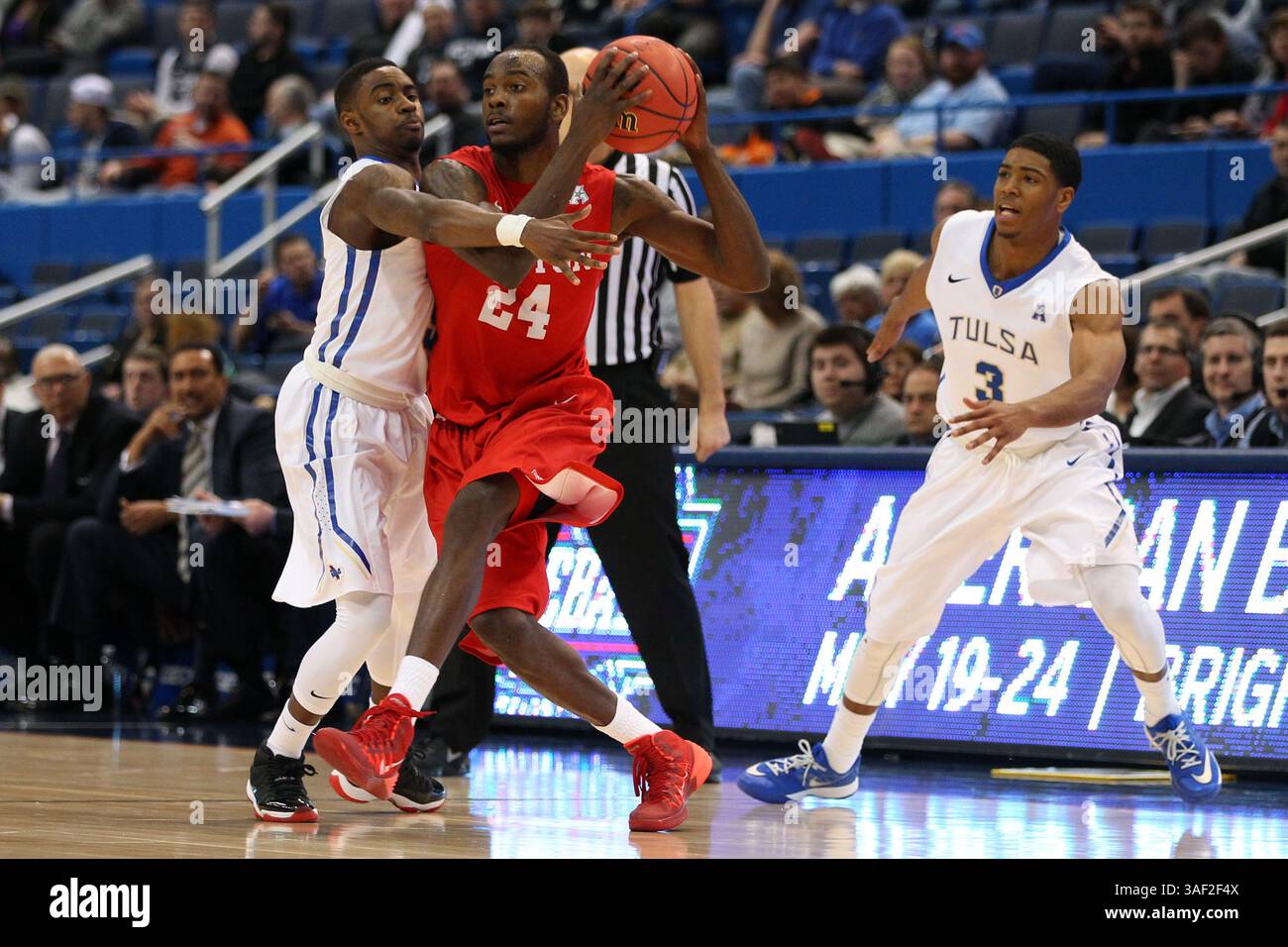 13. März 2015: Houston Cougars Stürmer Devonta Pollard (24) im Viertelfinale des American Athletic Conference Turniers im XL Center in Hartford, Connecticut. Anthony Nesmith/Cal Sport Media (Kreditbild: © Anthony Nesmith/Cal Sport Media/ZUMAPRESS.com) Stockfoto