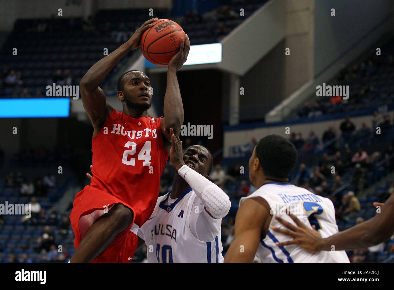 13. März 2015: Houston Cougars Stürmer Devonta Pollard (24) im Viertelfinale des American Athletic Conference Turniers im XL Center in Hartford, Connecticut. Anthony Nesmith/Cal Sport Media (Kreditbild: © Anthony Nesmith/Cal Sport Media/ZUMAPRESS.com) Stockfoto