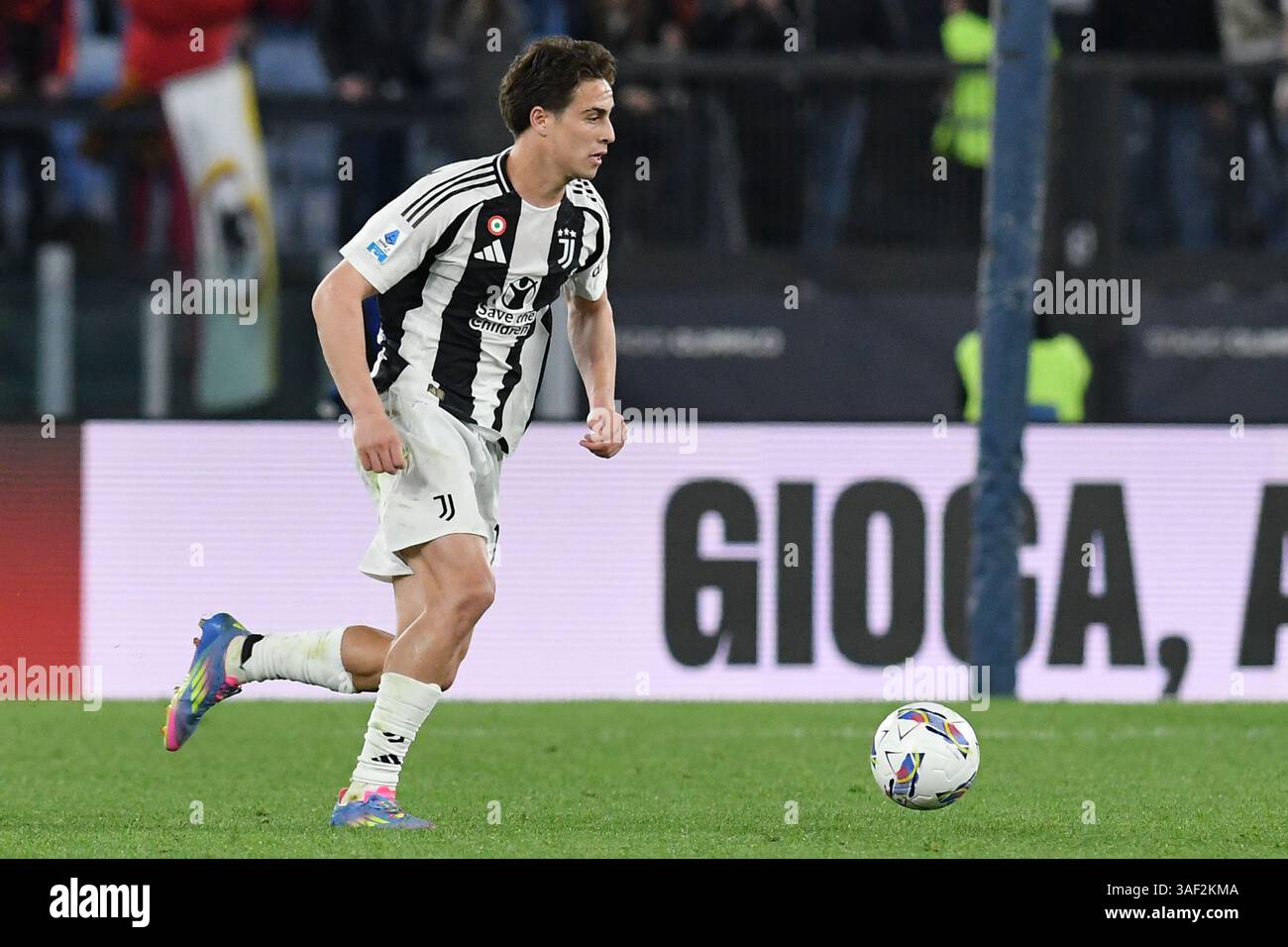 Rom, Latium. April 2025. Kenan Yõldõz von Juventus während des Spiels der Serie A zwischen Roma und Juventus im Olympiastadion, Italien, 6. April 2025. Gutschrift: massimo insabato/Alamy Live News Stockfoto