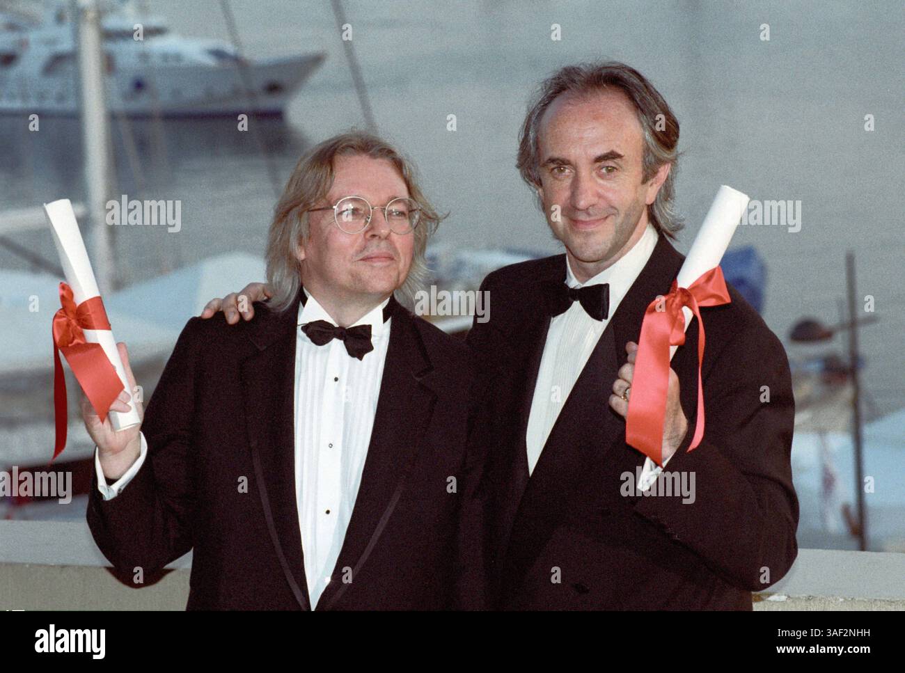 10. Mai 1995; CANNES, FRANKREICH; CHRISTOPHER HAMPTON und JONATHAN PRYCE mit dem Sonderpreis für die beste Darbietung des Festivals für den Film „Carrington“ Stockfoto