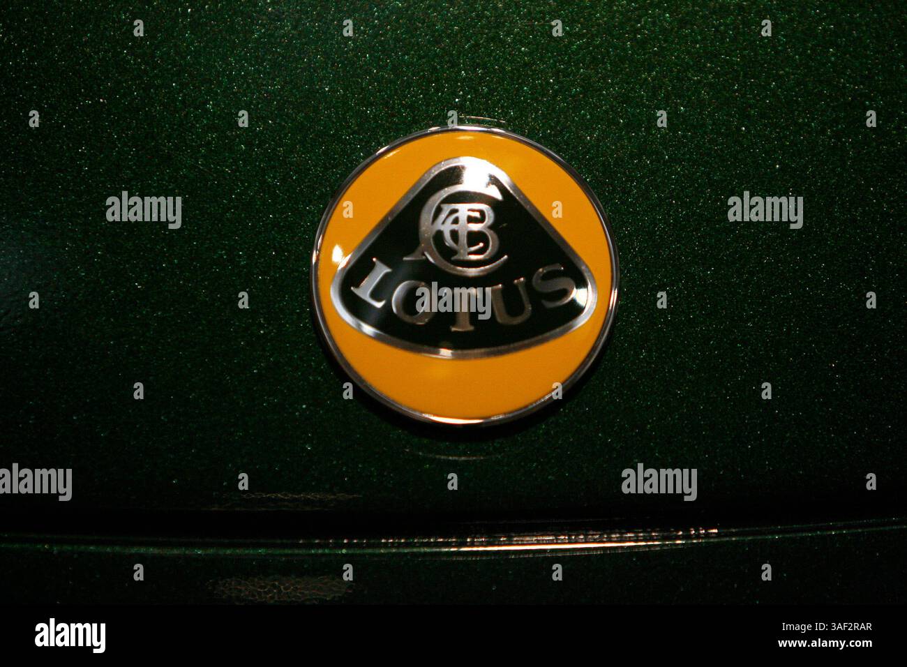 November 2005; San Francisco, CA, USA; die San Francisco Auto Show 2005 zeigt jeden großen Automobilhersteller, viele zeigen 2006 und sogar 2007 Modelle vor einer begeisterten Menge. Die Show findet vom 19. Bis 27. November 2005 statt. Lotus war mit seinem Elise-Modell präsent. Obligatorischer Hinweis: Foto von Mike Fox/ZUMA Press. (©) Copyright 2005 von Mike Fox Stockfoto