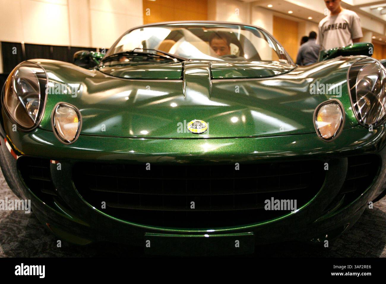 November 2005; San Francisco, CA, USA; die San Francisco Auto Show 2005 zeigt jeden großen Automobilhersteller, viele zeigen 2006 und sogar 2007 Modelle vor einer begeisterten Menge. Die Show findet vom 19. Bis 27. November 2005 statt. Lotus war mit seinem Elise-Modell präsent. Obligatorischer Hinweis: Foto von Mike Fox/ZUMA Press. (©) Copyright 2005 von Mike Fox Stockfoto