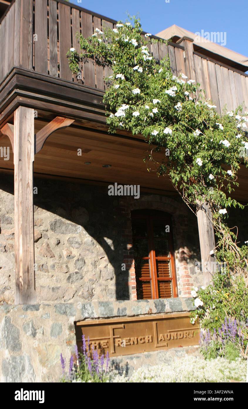 November 2005; Yountville, CA, USA; das French Laundry befindet sich in einer eleganten Steinresidenz aus der Jahrhundertwende im Herzen von Kaliforniens Napa Valley und liegt inmitten eines bezaubernden Landgartens. Dieser idyllische Ort ist der Ort für die innovative, preisgekrönte Küche von Chef Thomas Keller. Seine modernen Gerichte bieten eine subtile Mischung aus klassischer französischer Tradition und regionaler Küche. Die Menüs mit festpreisen werden von über 600 verschiedenen Weinen aus aller Welt begleitet. Obligatorischer Ausweis: Foto von Krista Kennell/ZUMA Press. (©) Copyright 2005 von Krista Kennell Stockfoto