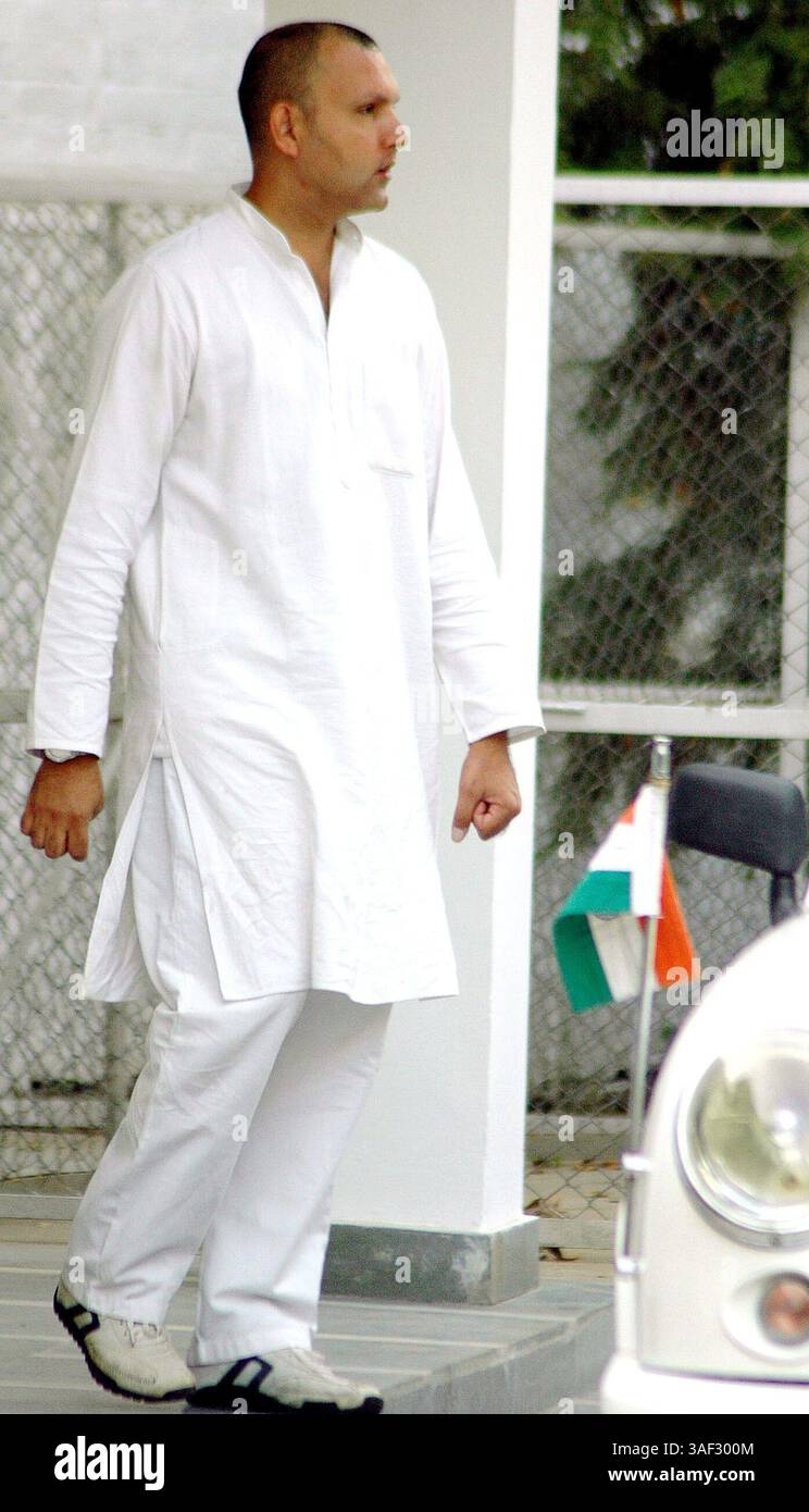 Dezember 2005; Neu-Delhi, INDIEN; JAGAT SINGH, Sohn des ehemaligen indischen Kabinettsministers Natwar Singh, Gesten vor der Residenz seines Vaters in Neu-Delhi. Natwar Singh trat als indischer Außenminister zurück, nachdem er im Volcker-Komitee in den Irak-Skandal „Food-for-Oil“ verwickelt war. Obligatorischer Ausweis: Foto von TC Malhotra/ZUMA Press. (©) Copyright 2005 von TC Malhotra Stockfoto