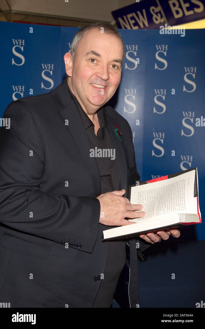 Phil Taylor signiert seine Autobiographie bei WHSmith Arndale Manchester UK Stockfoto