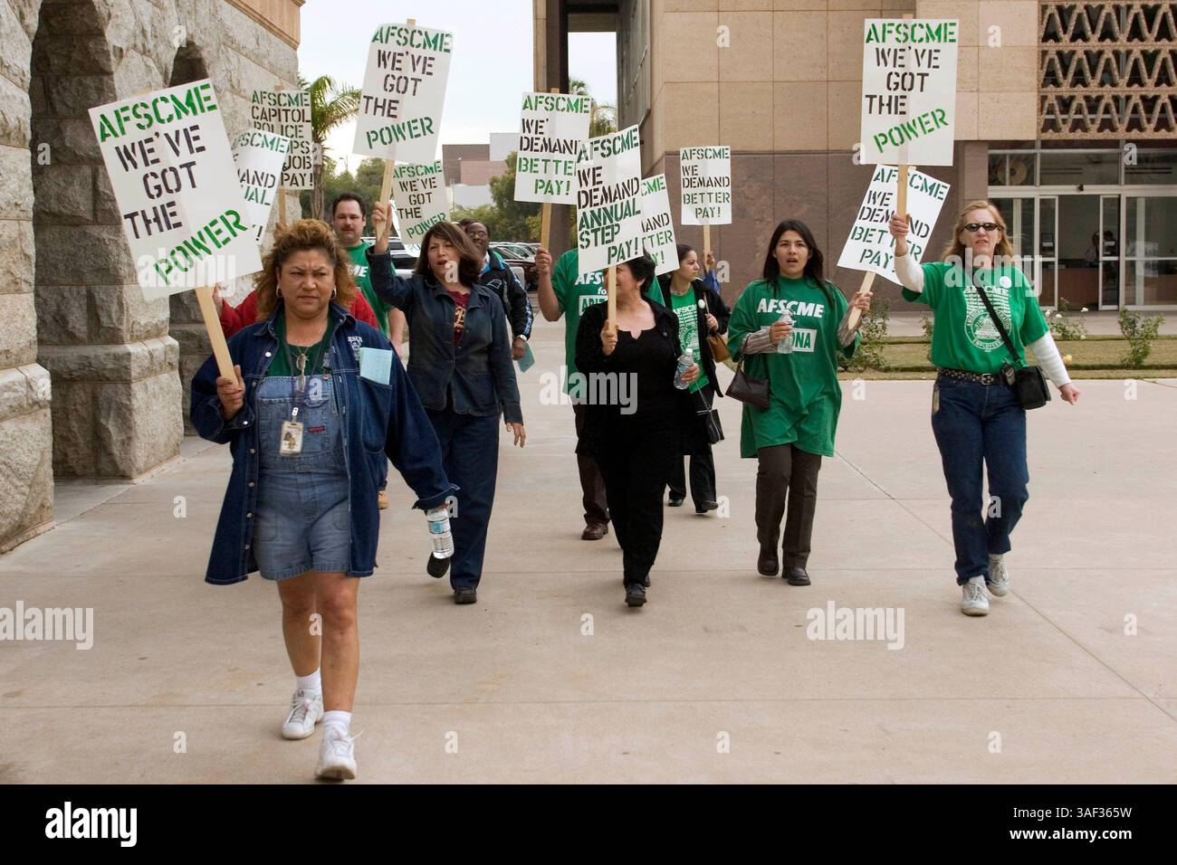 Januar 2005; Phoenix, AZ, USA; Mitarbeiter des Bundesstaates Arizona protestieren gegen Pläne des Gesetzgebers, die Gehälter der Staatsangestellten nicht zu erhöhen. Arbeiter des ADEQ, des Ministeriums für öffentliche Sicherheit und des Justizministeriums nahmen an dem Protest Teil, der in der Hauptstadt Phoenix stattfand. Stockfoto