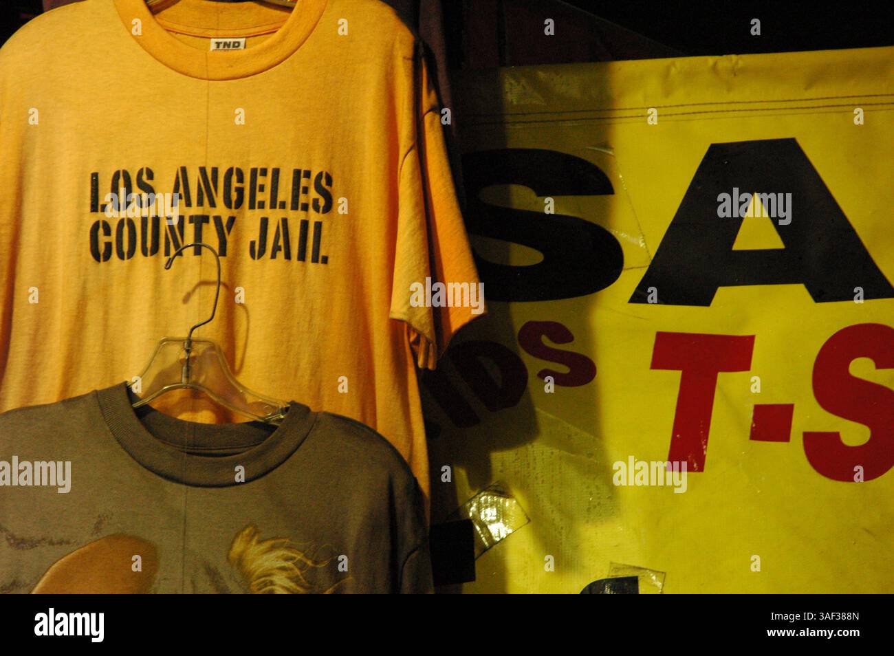 Januar 2005; Los Angeles, CA, USA; T-Shirts in einem Souvenirladen am Hollywood Boulevard in West Hollywood erhältlich. Stockfoto