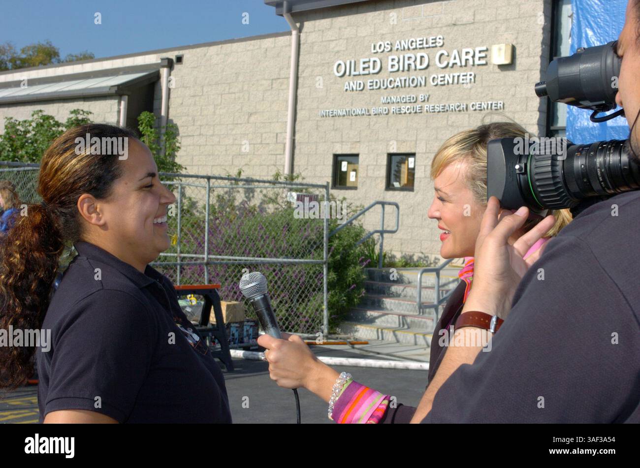 Januar 2005; San Pedro, KALIFORNIEN, USA; Yvette Hernandez (Freiwillige Koordinatorin) I/V von einem spanischsprachigen Fernsehsender vor dem Oiled Bird Care Building. Clarks Grebes vor einer unbekannten Ölpest werden vor einem sicheren Tod am Marine Mammal Institute in San Pedro gerettet. Mehr als 2.000 Grebes wurden gerettet, von Erdölrückständen gereinigt und in ihren ursprünglichen Lebensraum zurückgebracht. Das CA Department of Fish and Game und die Bundesbehörden können noch nicht genau bestimmen, wo die größte Ölpest in der Geschichte Kaliforniens ausgeht. Wenn Vögel nicht gerettet werden, sterben sie daran Stockfoto