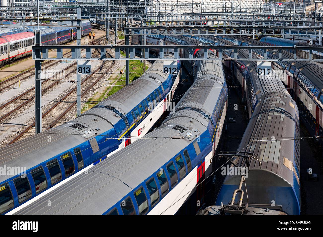 03-04-2025 Zürich, Schweiz. Draufsicht auf geparkte Personenzugwagen von der Europabrücke aus gesehen, neben dem Bahnhof Altstetten. Sonniger Tag, kein P Stockfoto