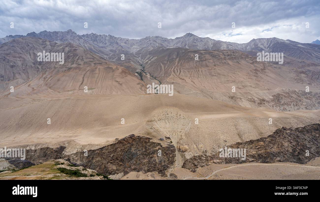 Landschaftlich reizvolle, hochgelegene Wüstenlandschaft mit Blick auf das Tal des Pamir-Flusses und das Wakhan-Gebirge in Afghanistan, Ishkashim, Gorno-Badakhshan, Tadschikistan Stockfoto