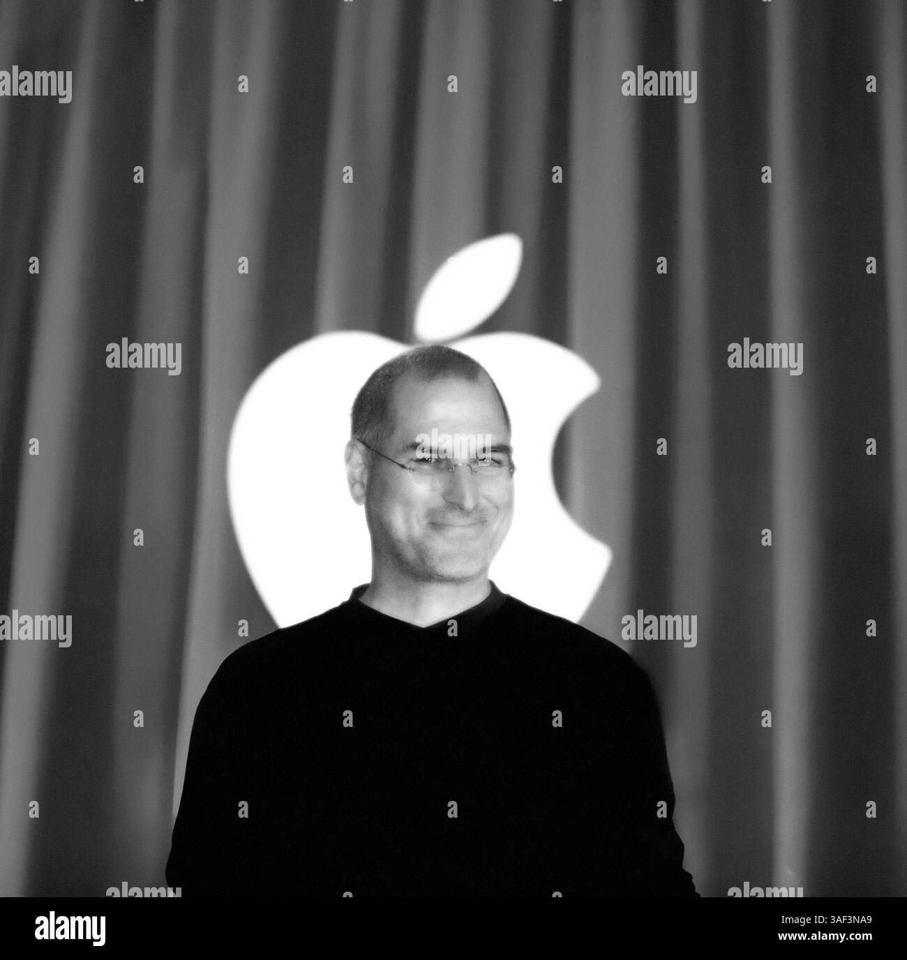 Oktober 2005; San Jose, CA, USA; Schwarzweißfoto - Apple Computer CEO STEVE JOBS kündigt einen Video-iPod an, der Musikvideos, Video-Podcasts, Pixar-Kurzfilme und beliebte Fernsehsendungen in San Jose, Kalifornien, abspielt. (Kreditbild: © Mark Richards/ZUMAPRESS.com) Stockfoto