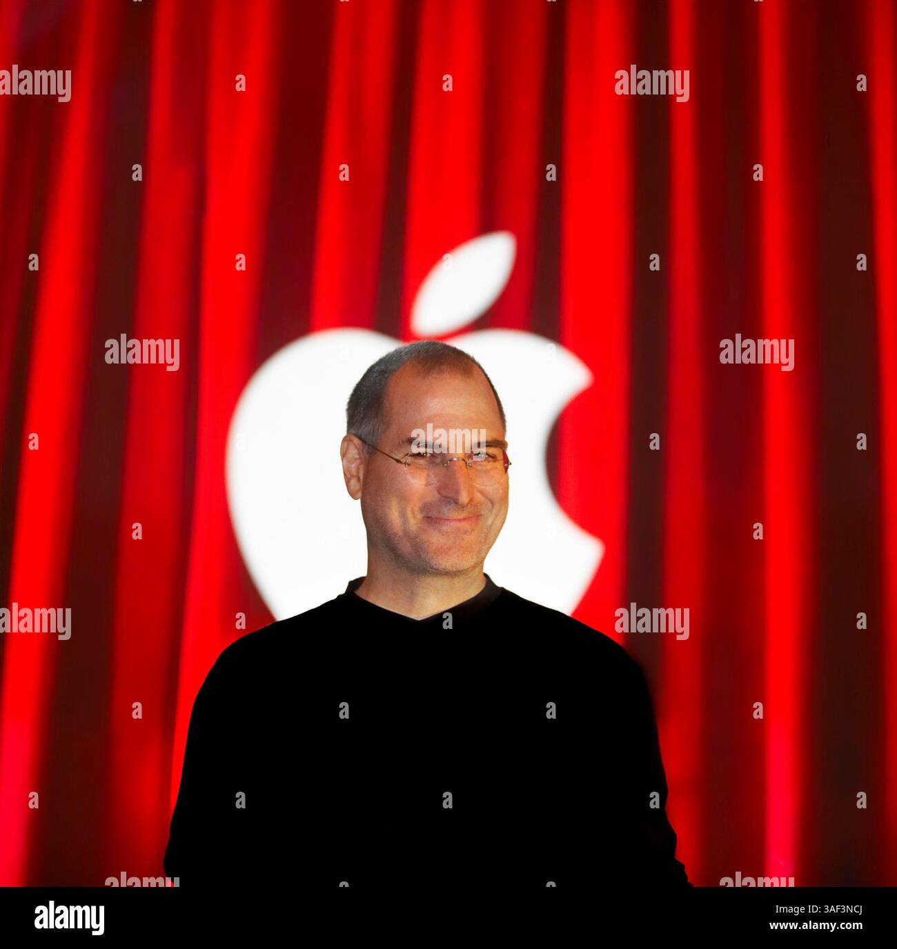 Oktober 2005; San Jose, CA, USA; STEVE JOBS, CEO von Apple Computer, kündigt einen Video-iPod an, der Musikvideos, Video-Podcasts, Pixar-Kurzfilme und beliebte Fernsehsendungen in San Jose, Kalifornien, wiedergibt. (Kreditbild: © Mark Richards/ZUMAPRESS.com) Stockfoto