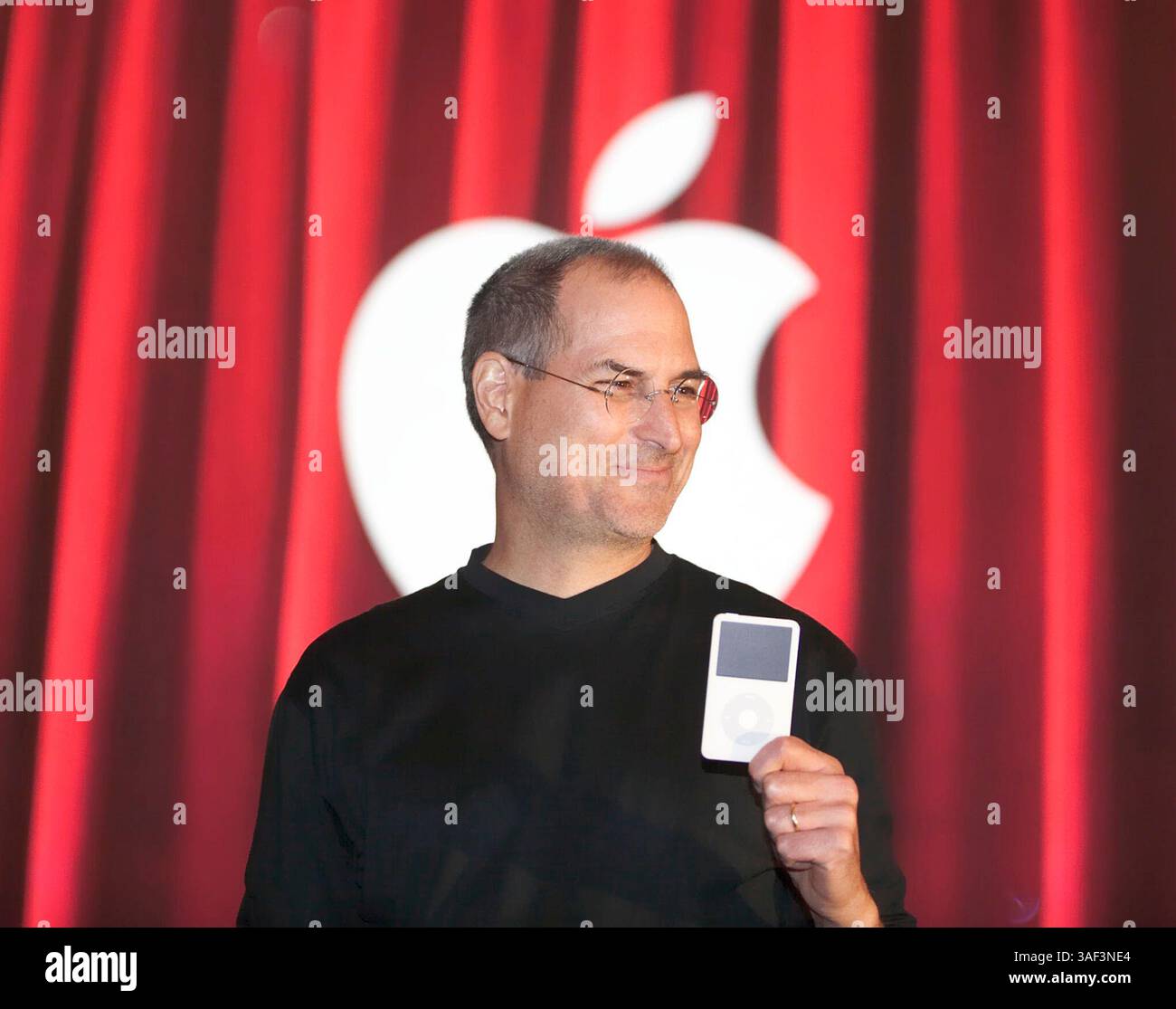 Oktober 2005; San Jose, CA, USA; STEVE JOBS, CEO von Apple Computer, kündigt einen Video-iPod an, der Musikvideos, Video-Podcasts, Pixar-Kurzfilme und beliebte Fernsehsendungen in San Jose, Kalifornien, wiedergibt. (Kreditbild: © Mark Richards/ZUMAPRESS.com) Stockfoto