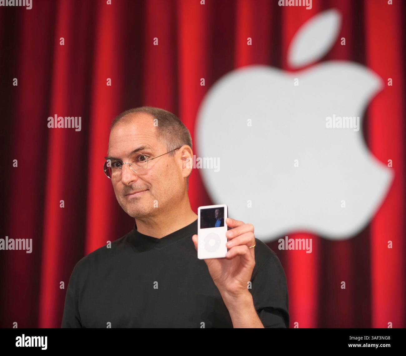 Oktober 2005; San Jose, CA, USA; STEVE JOBS, CEO von Apple Computer, kündigt einen Video-iPod an, der Musikvideos, Video-Podcasts, Pixar-Kurzfilme und beliebte Fernsehsendungen in San Jose, Kalifornien, wiedergibt. (Kreditbild: © Mark Richards/ZUMAPRESS.com) Stockfoto
