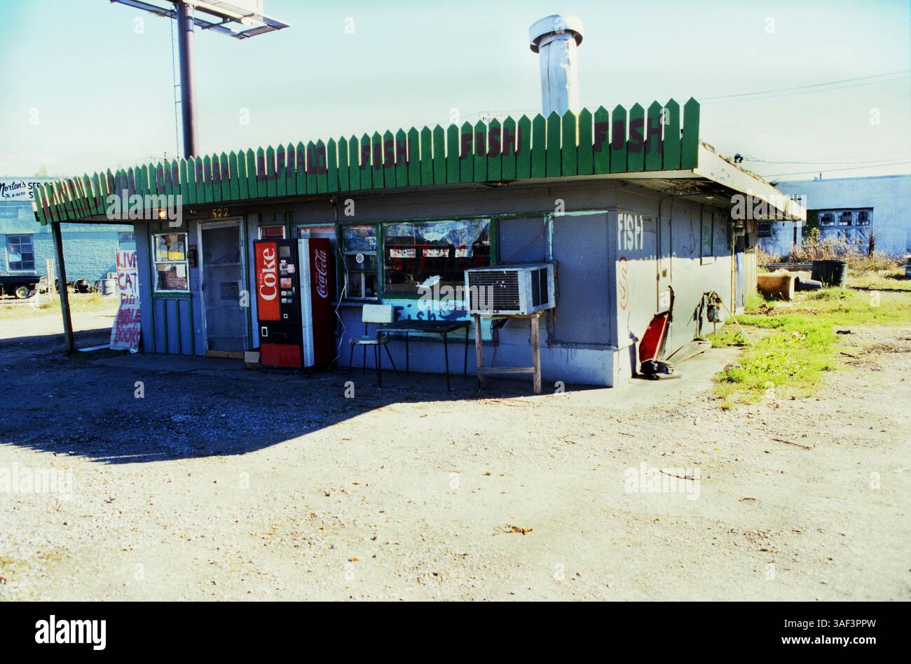 Ein Geschäft am Straßenrand mit einem unverwechselbaren Vintage-Charme aus dem Süden mit seinem bemalten Schild, Coca-Cola-Automaten, im Zentrum von Clarksdale MS Stockfoto